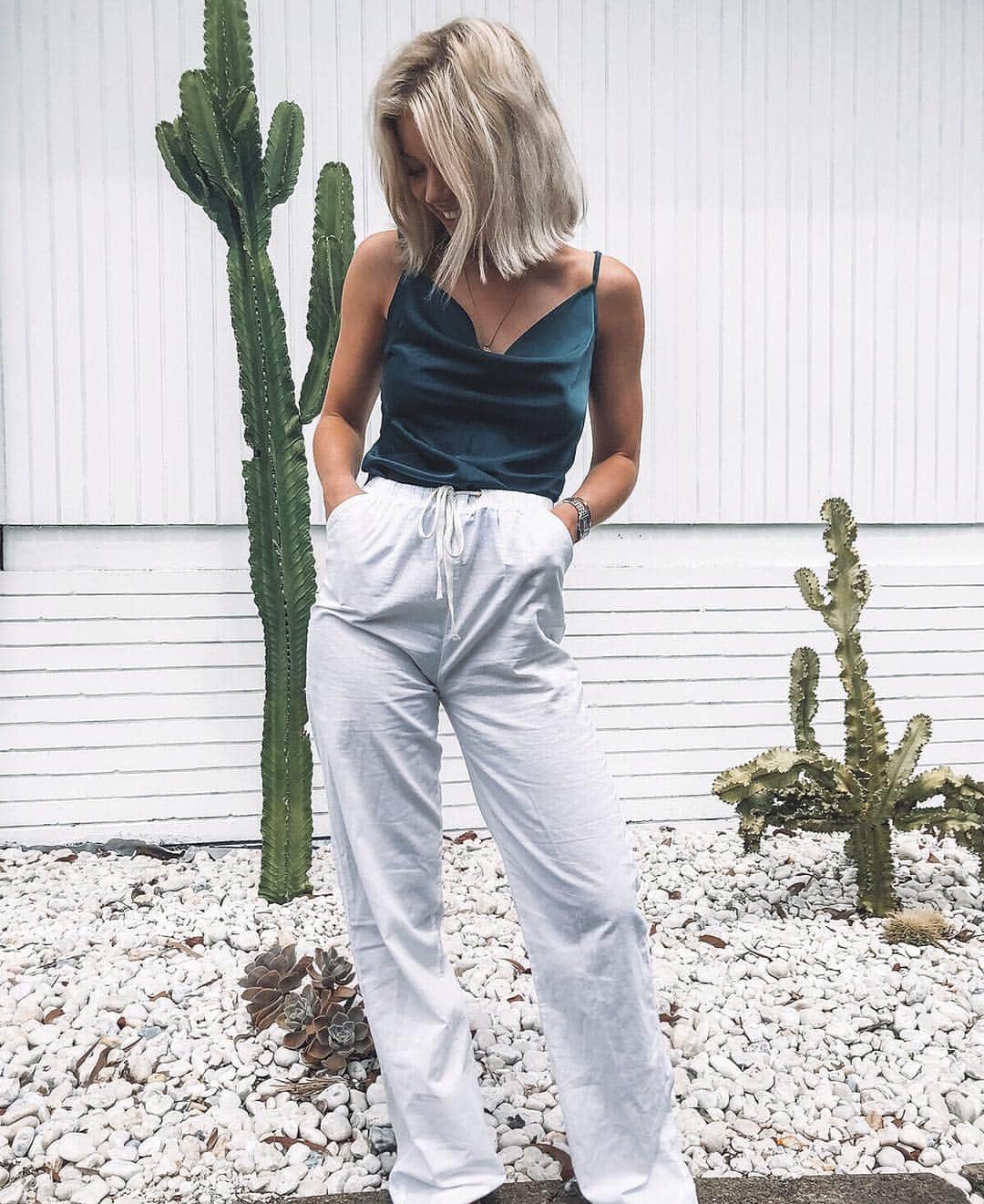 Beginning Boutiqueさんのインスタグラム写真 - (Beginning BoutiqueInstagram)「Cute 'fit ♡ Crushing on @laurajadestone in the @rahneebransby x BB Sage Linen Pants White & Maddison Cami Emerald!」3月16日 16時47分 - beginningboutique