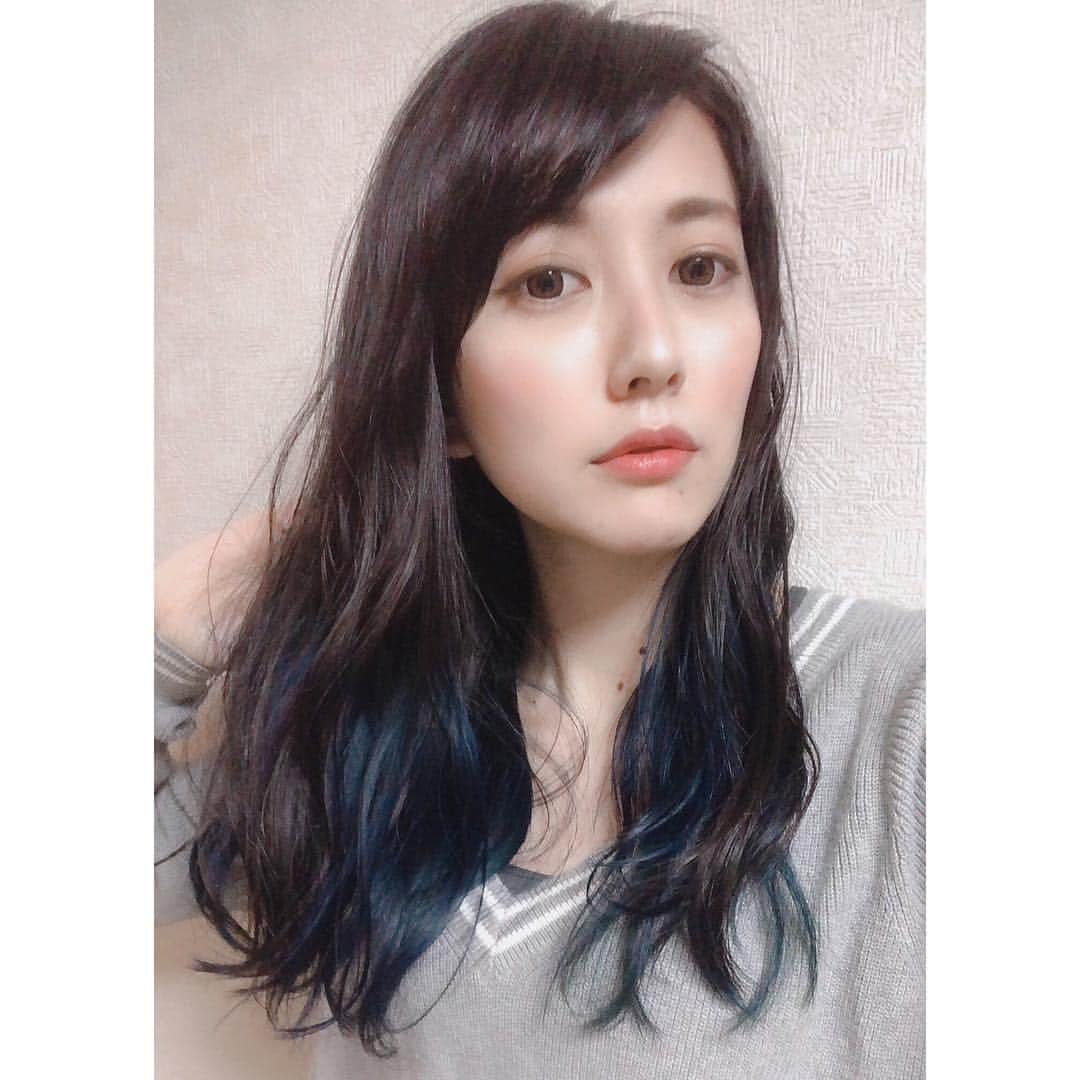 瀬谷ひかるのインスタグラム：「人生初インナーカラー記念② インナーカラーは巻いたらかわいいって言われて巻き巻きしてたら楽しくなってしまった図 #ヘアカラー #インナーカラー #インナーカラーブルー #ハイブリーチ #ブリーチヘアー #インディゴブルー #巻き髪 #ロングヘア #撮影会モデル #model #selfie #hair #haircolor #派手髪」