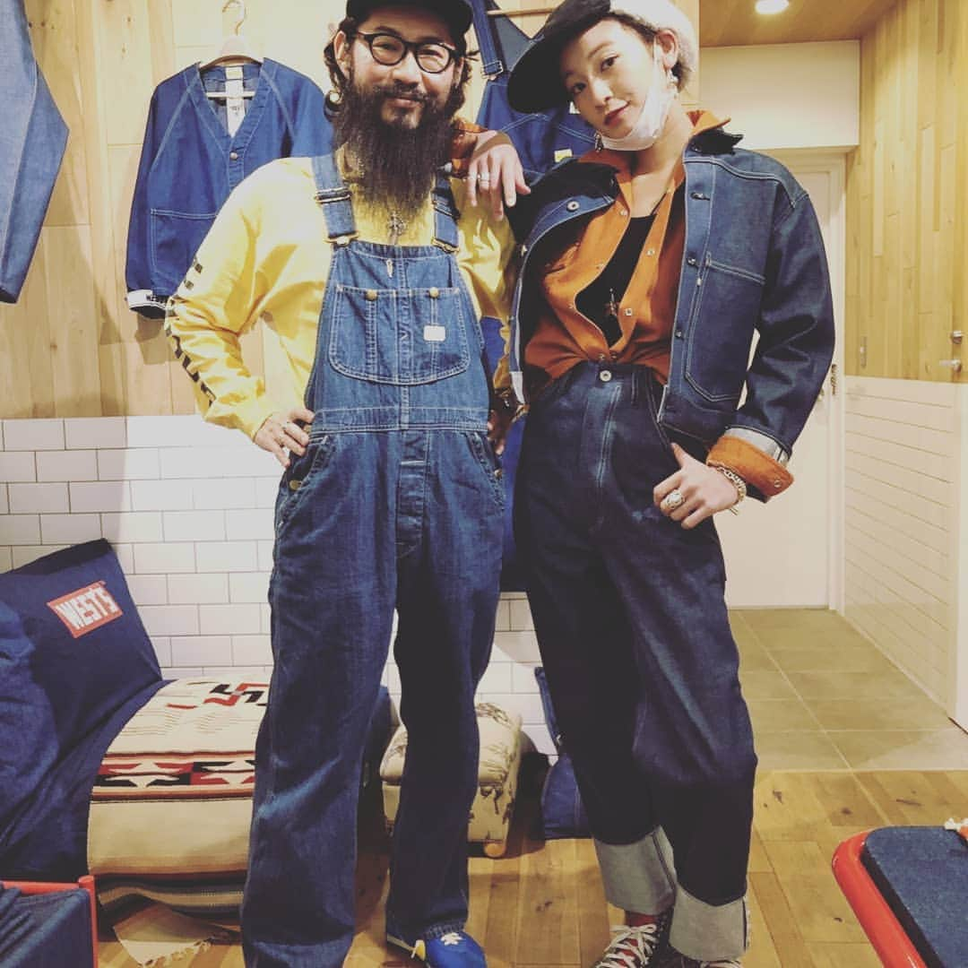 西山茉希さんのインスタグラム写真 - (西山茉希Instagram)「焼肉カウンターで仲良しになった髭さんが、 デニムを愛するデザイナーだったとゆうお話。  @westoveralls  @tassei_onuki  #デニム愛 #古き良きこだわり #2019aw  母さんオーダー前から試着三昧。  #わくわく #うきうき #ドキドキ #欲欲  色味。  質感。 シルエット。  #たまらんのです #愛せるアイテム達をありがとう  たまたま一緒になったご家族と、 新しく生まれたキッズラインにも夢中。  #パパさんの顔よ #突然悪者感 #ナイスセンス  チビーズ軍団仲良し成立してくれてたため、 結果オーライな休日のひととき。  #親子満喫 #両者満足 #ランチしてバイバイ  潤った。」3月16日 16時47分 - maki.nshiyama50