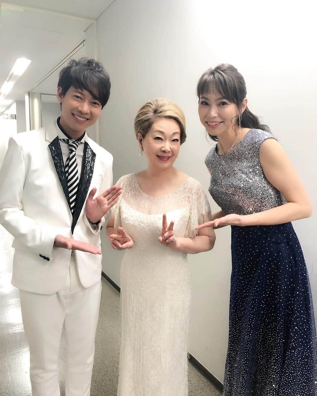 松阪ゆうきのインスタグラム：「先日の収録でご一緒した、 由紀さおりさんと 同じ事務所のオペラ魔女こと 翠千賀さんと❣️ 由紀さんのブログにも写真載せていただいてたからこちらにも💁‍♂️ BS朝日 『日本の名曲 世界の名曲 人生、歌がある』  4/10(水) 19:00〜20:54 放送予定です📺  しかし、花粉で目が開いてない💦  #由紀さおり さん #翠千賀 さん #松阪ゆうき  #bs朝日  #日本の名曲世界の名曲人生歌がある」