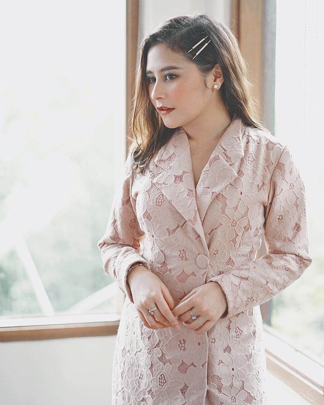 Prilly Latuconsinaさんのインスタグラム写真 - (Prilly LatuconsinaInstagram)「To be beautiful means to be yourself. You don’t need to be accepted by others. You need to accept yourself. 💗」3月16日 16時51分 - prillylatuconsina96
