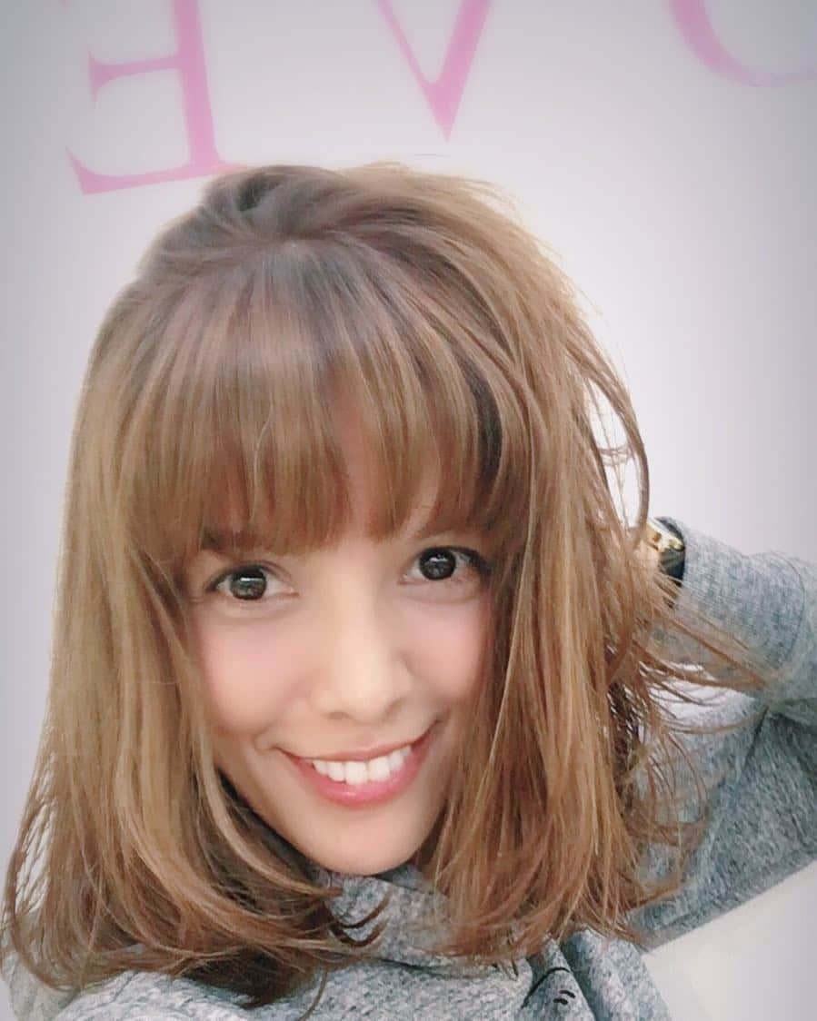 SHEILAさんのインスタグラム写真 - (SHEILAInstagram)「New my hair😆💇‍♀️💞✨✨✨かーなり楽ちん‼️久々のラフ感😍ミディアムレイヤー❤️ . #sheila #newhair #美up #lovestaoyama #筋肉美容師  #金丸佳右  #新しい私にしてくれた #ありがとう #ワクワク」3月16日 16時58分 - sheichan16