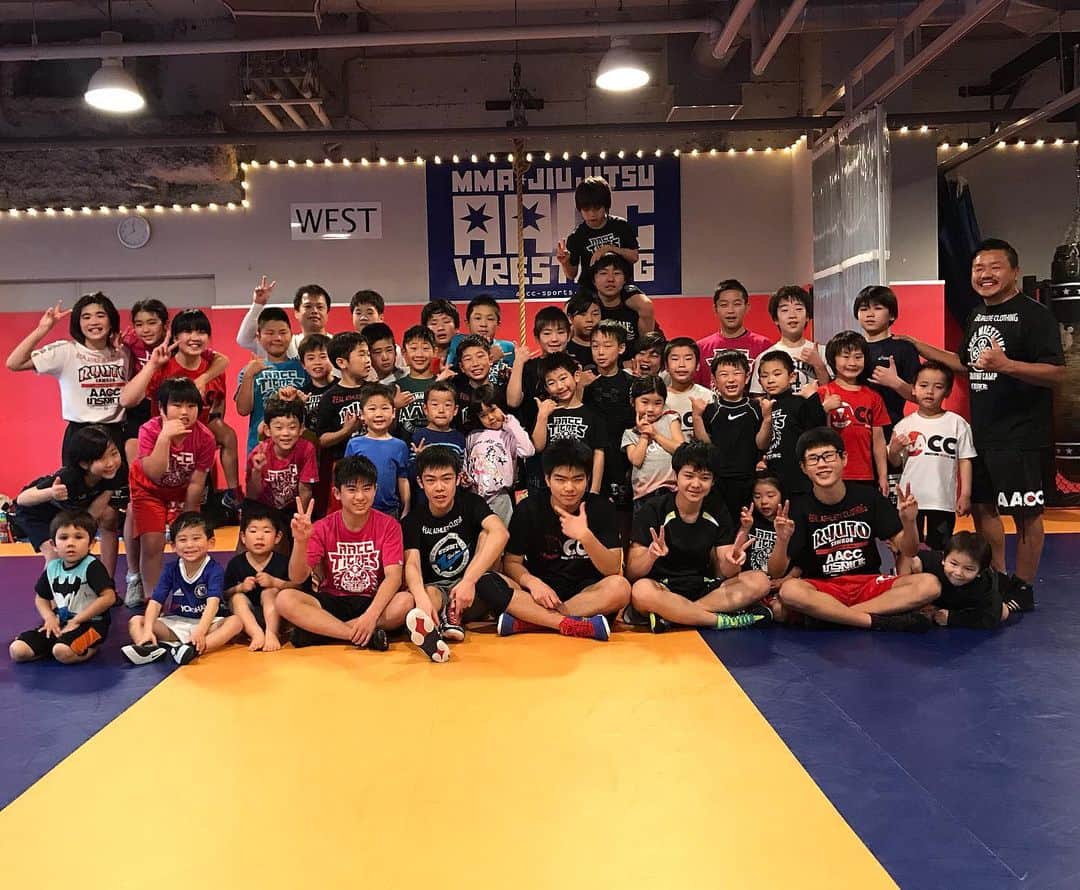 のインスタグラム：「AACC Kids Wrestling Graduation ceremony‼️ AACCキッズレスリング卒業式 新たな場所で新たな出会いを大切にし、常に感謝の気持ちを忘れず、人に優しく、謙虚で、リーダーシップを取れる大人になって欲しい。 これからの君たちの活躍を期待する🤙🏻 Thank you for everyone! Don’t forget “AACC spirits” inside your soul!!!! #aacc #aaccwrestling #aacckids #aacckidswrestling #aaccjr #aaccキッズ #aaccキッズレスリング #aacc卒業式 #卒業おめでとう」