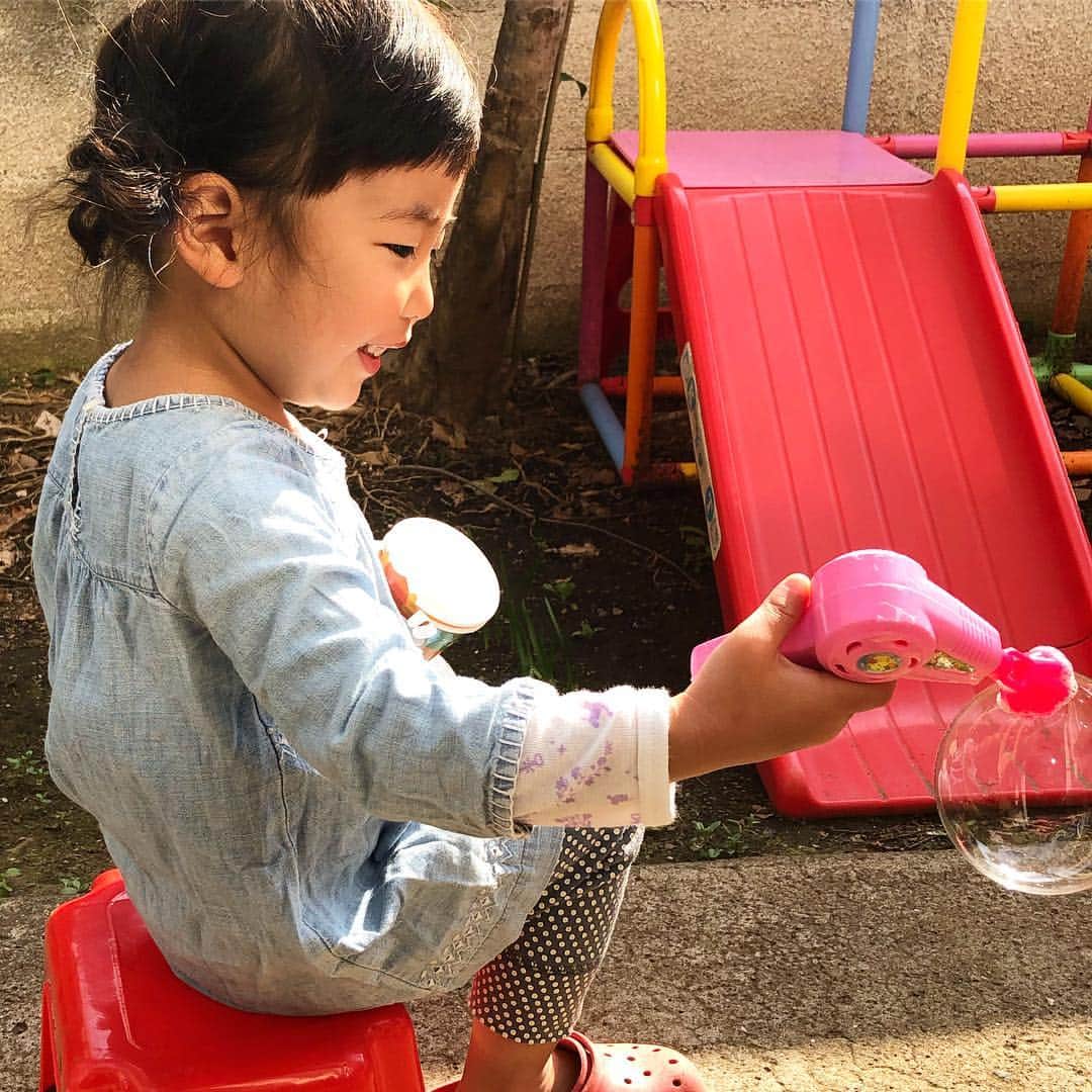 新井美穂さんのインスタグラム写真 - (新井美穂Instagram)「今日の#お家ランチ は#サーモンとモッツァレラチーズ の#冷製パスタ とベーコンとスナップエンドウのチーズクリームソースを#マッシュポテト にぶっかけて🍽 ランチはもちろん、モッツァレラ大好き娘に、おかわりねだられストックのモッツァレラも全部食べ切られましたー（笑） #食欲旺盛  平日は保育園が嫌でなかなか起きてくれないくせに#休日早起き 😅 お日様が顔を出したらムクッと起きてきてお庭で#シャボン玉 からの三輪車で#近所をお散歩 児童館で、久々に#一輪車 乗ってテンション上がる私を相手してくれずと言うより阻止されて スーパー銭湯#昼風呂 →お家ランチ→粘土遊び→ブロック遊び まだまだ遊び続ける娘。今日は昼寝しないつもりなのかしら？ #娘2歳9ヶ月#母娘休日#休日寝ない娘#マイペースな娘#オリジナルレシピ」3月16日 17時08分 - arai_miho