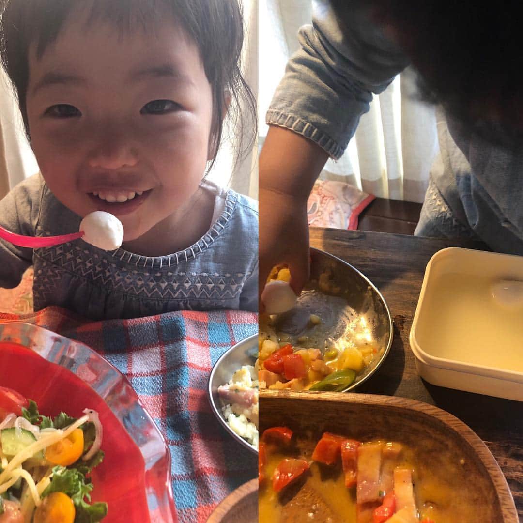 新井美穂さんのインスタグラム写真 - (新井美穂Instagram)「今日の#お家ランチ は#サーモンとモッツァレラチーズ の#冷製パスタ とベーコンとスナップエンドウのチーズクリームソースを#マッシュポテト にぶっかけて🍽 ランチはもちろん、モッツァレラ大好き娘に、おかわりねだられストックのモッツァレラも全部食べ切られましたー（笑） #食欲旺盛  平日は保育園が嫌でなかなか起きてくれないくせに#休日早起き 😅 お日様が顔を出したらムクッと起きてきてお庭で#シャボン玉 からの三輪車で#近所をお散歩 児童館で、久々に#一輪車 乗ってテンション上がる私を相手してくれずと言うより阻止されて スーパー銭湯#昼風呂 →お家ランチ→粘土遊び→ブロック遊び まだまだ遊び続ける娘。今日は昼寝しないつもりなのかしら？ #娘2歳9ヶ月#母娘休日#休日寝ない娘#マイペースな娘#オリジナルレシピ」3月16日 17時08分 - arai_miho