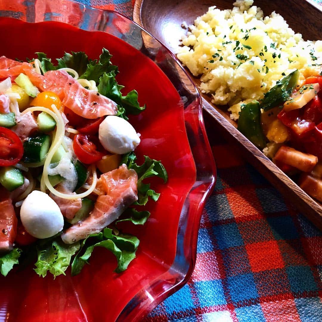 新井美穂さんのインスタグラム写真 - (新井美穂Instagram)「今日の#お家ランチ は#サーモンとモッツァレラチーズ の#冷製パスタ とベーコンとスナップエンドウのチーズクリームソースを#マッシュポテト にぶっかけて🍽 ランチはもちろん、モッツァレラ大好き娘に、おかわりねだられストックのモッツァレラも全部食べ切られましたー（笑） #食欲旺盛  平日は保育園が嫌でなかなか起きてくれないくせに#休日早起き 😅 お日様が顔を出したらムクッと起きてきてお庭で#シャボン玉 からの三輪車で#近所をお散歩 児童館で、久々に#一輪車 乗ってテンション上がる私を相手してくれずと言うより阻止されて スーパー銭湯#昼風呂 →お家ランチ→粘土遊び→ブロック遊び まだまだ遊び続ける娘。今日は昼寝しないつもりなのかしら？ #娘2歳9ヶ月#母娘休日#休日寝ない娘#マイペースな娘#オリジナルレシピ」3月16日 17時08分 - arai_miho