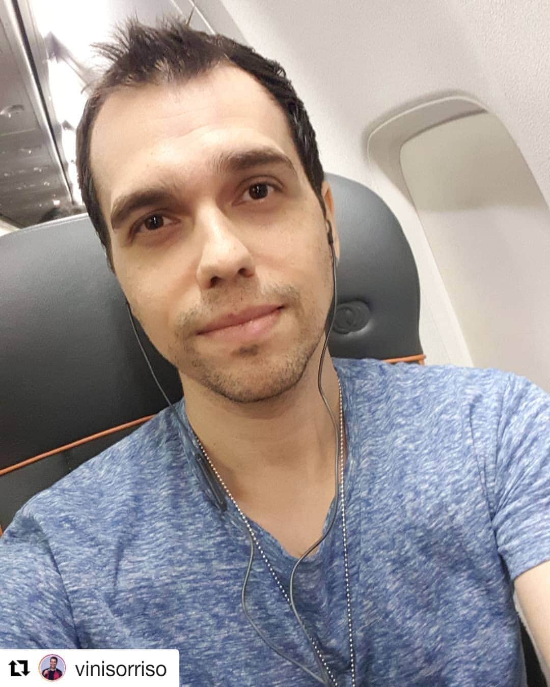 のインスタグラム：「Partiu! 😀  #Repost @vinisorriso ・・・ ✈」