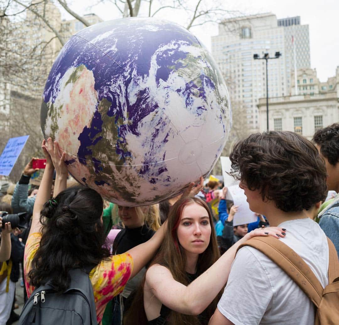 Vogueさんのインスタグラム写真 - (VogueInstagram)「Today, students in dozens of international cities took part in the Global #ClimateStrike, a worldwide rally that saw hundreds of thousands of youth protest government inaction in tackling climate change. Students walked out of classrooms in more than 100 countries in support of the movement, aiming to draw attention to their respective countries’ failure to slash emissions and curb—and in some cases even acknowledge—the true threat of global warming. Tap the link in our bio to see scenes from the protests around the world. Photographed today at City Hall in New York City by @mattu1/ @maps.images」3月16日 8時22分 - voguemagazine
