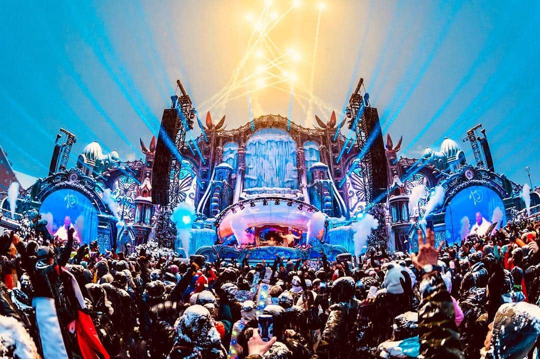 サネリー・ジェームズのインスタグラム：「Being part of the first edition of @tomorrowlandwinter was very special!! Thank you so much for the love and energy!! ♥️💥」
