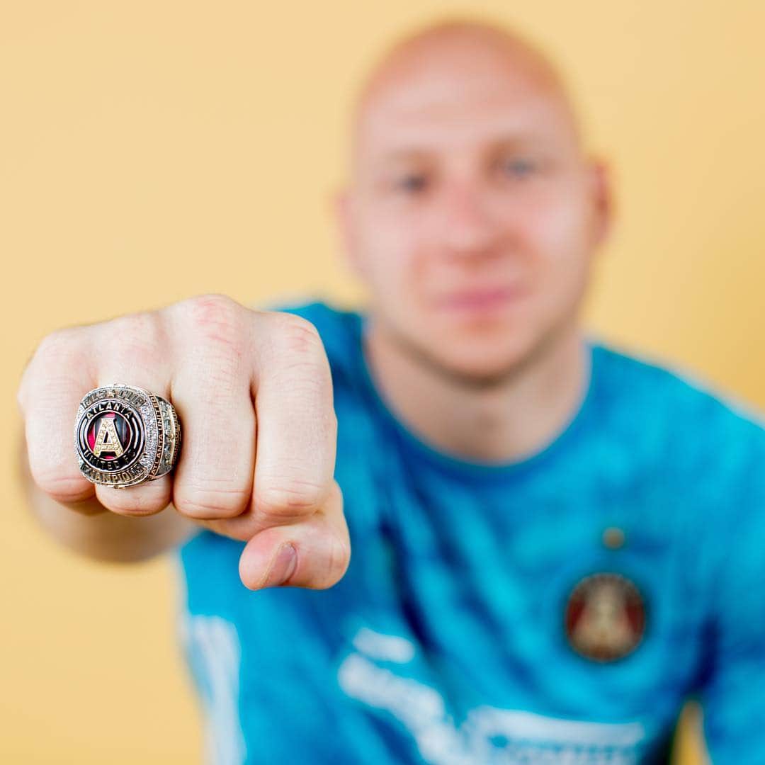 ブラッド・グザンのインスタグラム：「😍😍😍🔴⚫️ @atlutd」