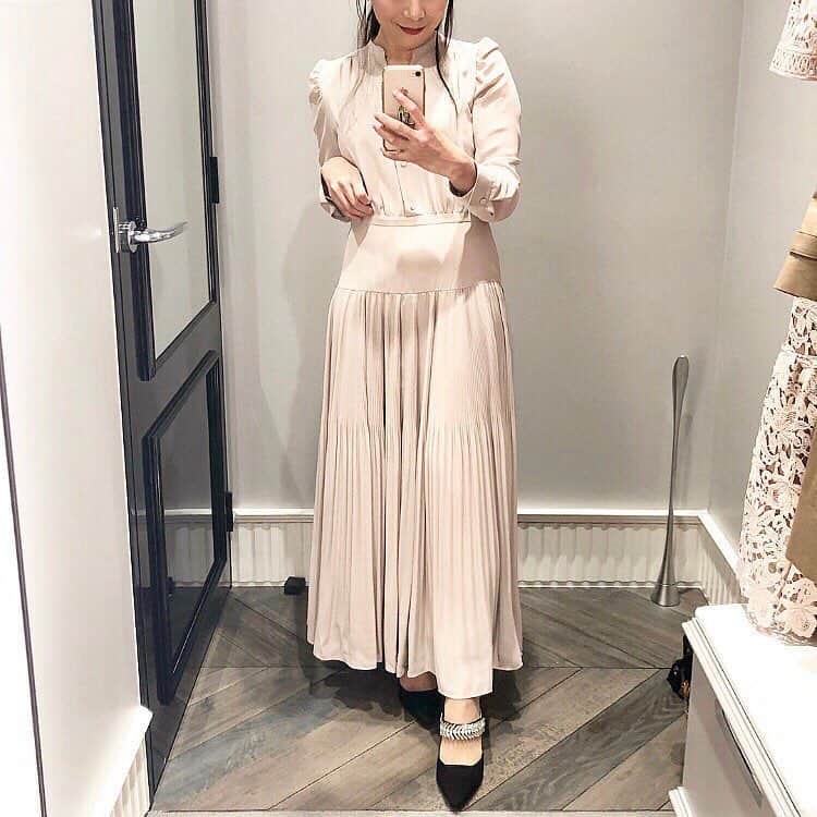 のインスタグラム：「❤︎❤︎❤︎ なぜかキャプションが消えてしまって 直そうとしてもエラー…なぜ⁇ 複数枚投稿すると、いつも調子が悪い〜💨 仕方がないので再投稿失礼します🙏🏻 (せっかくなので、最初の写真を差し替えてみましたよ。) ・ ・ 昨日3月15日に西武池袋本店3Fにオープンした @celford_official に行って来ました。 ・ ・ 気になる物を何点か試着して、写真1、2枚目のベージュのマキシワンピースを連れて帰って来ました✨ 上半身は前ボタンでウエスト部分には切り替えがあるので、一見ブラウスとスカートのセットアップを着ているようにも見えるデザインのワンピース。  カジュアルにもフォーマルにも合わせられそうです。 ・ ・ 最初にパッと目について心惹かれたのが写真4枚目の赤のドレスだったのですが、マイサイズはオープン初日にて既に完売との事だったので断念。 360度どこからみても美シルエットで可愛いかったな❤️ ・ ・ 6枚目の写真の総レースのワンピースも 上品な雰囲気ですごく素敵でした✨✨ 他にもレディで美シルエットな ドレスやワンピースが沢山ありましたよ。 ・ ・  #CELFORD #セルフォード #CELFORDSS19  #fashion #firstlady #firstfashion #ドレス#ワンピース#オケージョン#オケージョンワンピース  #コーデ#コーディネート#outfit#ootd#ootd_kob#mineby3mootd#きれいめコーデ#大人女子#大人女子コーデ#locari#ロカリ#beaustagrammer#ビュースタグラマー#ponte_fashion」
