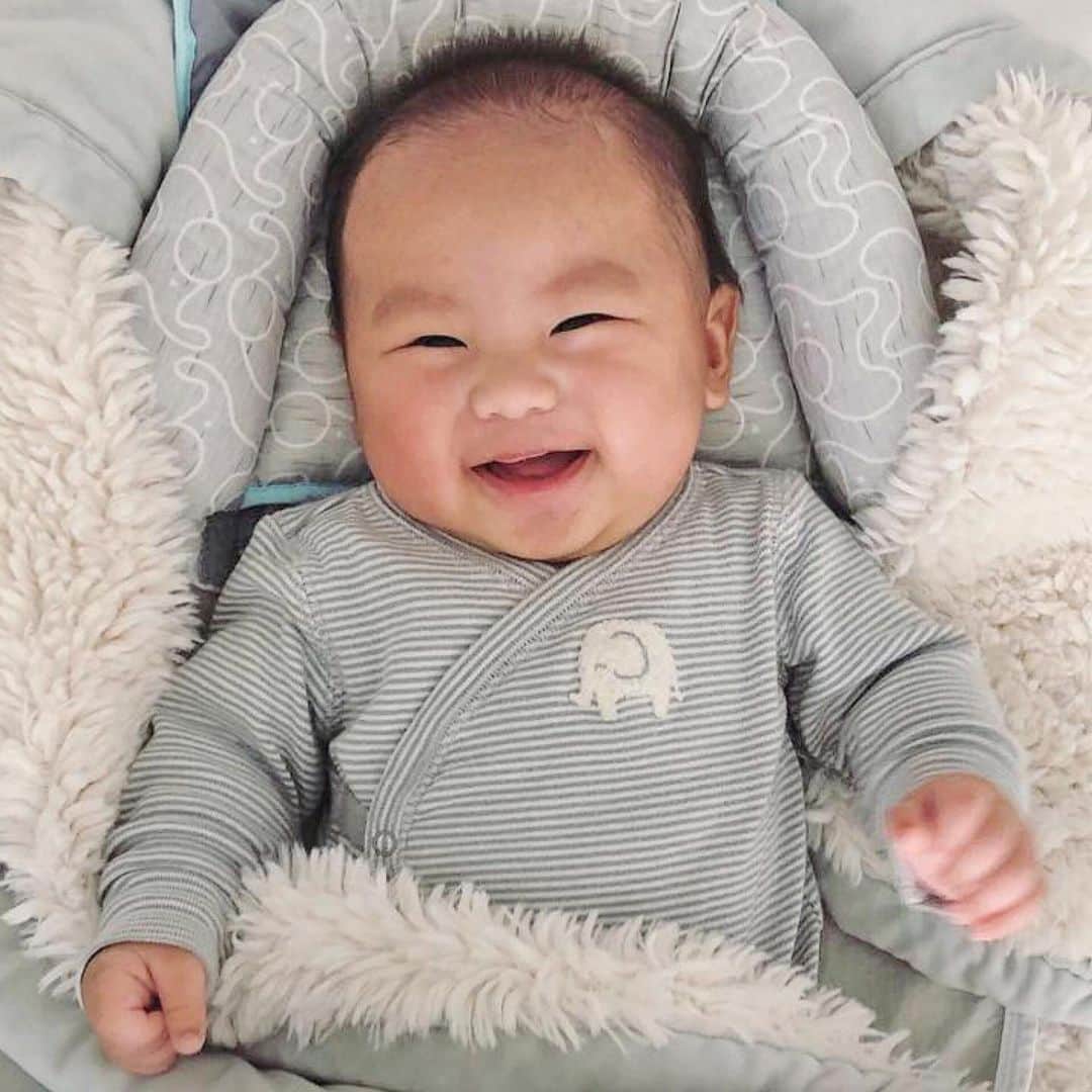のインスタグラム：「Happy baby ❤️ Happy Friday @jonesdja #friyay」