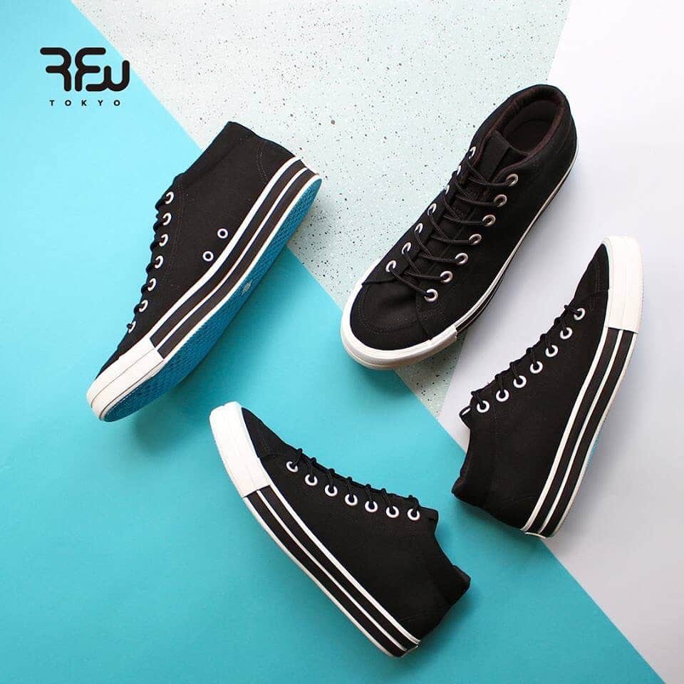 のインスタグラム：「《RFW PICK UP》  BAGEL-MID STANDARD -Black-  シンプルながら独特なシルエットの RFWを代表するモデルBAGEL-MID。 ブラックアッパーと シアンブルーの鮮やかなアウトソール ダークトーンが多くなるこれかの時期に 挿し色になるRFWの定番モデル。  www.rfwtokyo.com @rfwtokyo  #rfw #rfwtokyo #rhythmfootwear #sneaker #sneakers #kicks #instashoes #instakicks #sneakerhead #sneakerheads #nicekicks #sneakerfreak #kickstagram #2019ss #spring #summer #20th #aniversary #renewal #tokyo #東京 #スニーカー #シューズ #リズム #20周年 #記念 #リニューアル #rpm #rhythmprimarymarket」