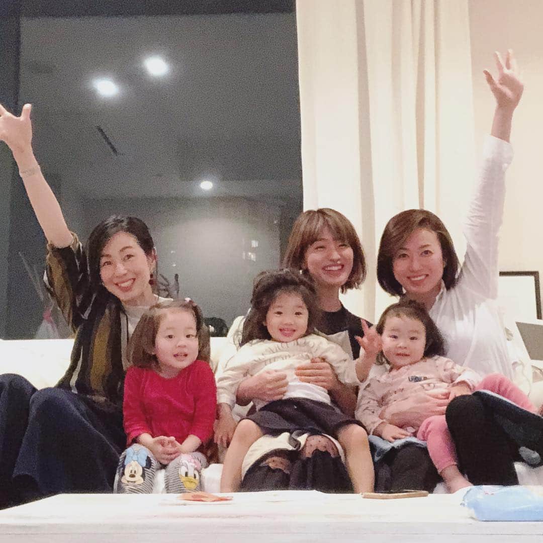 廣瀬規子さんのインスタグラム写真 - (廣瀬規子Instagram)「女子6人による女子会🤗 @masamiswim0105 ちゃん親子と @satokourata ちゃん親子が遊びに来てくれました💓 母子ともに楽し過ぎた一日。 * みんな、みーんな、よく遊んだね❣️ * DIYで白に塗っていたテーブル。 前に娘が落書きしたのが消えきれなくて、もうすぐ上から塗り直す予定。 その前に、皆んなでテーブルに描いちゃえ！！ってことで、自由にお絵かきもしてもらいました😊 * 子供たちの笑顔が、ママたちの元気になります。 そしてきっと、ママたちの笑顔が、子供たちの笑顔に繋がっていくんだろうなぁ😌 * あー楽しかった！🤗💓 * #around2歳 #母と娘 #女子会 #皆んな仲良し #大切なお友達 #またすぐ集まる予定 #楽しかった💓」3月16日 8時38分 - noriko_style