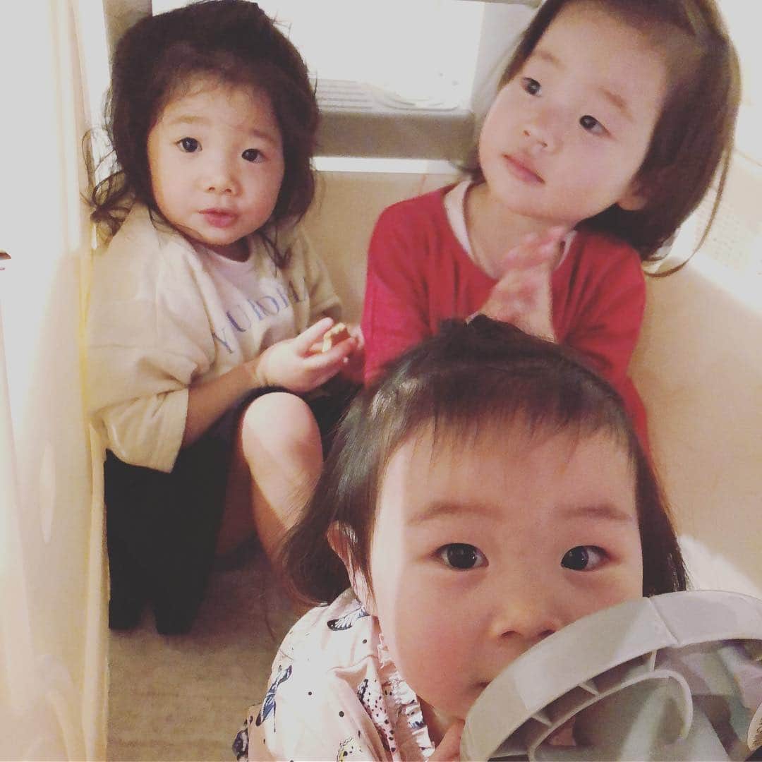廣瀬規子さんのインスタグラム写真 - (廣瀬規子Instagram)「女子6人による女子会🤗 @masamiswim0105 ちゃん親子と @satokourata ちゃん親子が遊びに来てくれました💓 母子ともに楽し過ぎた一日。 * みんな、みーんな、よく遊んだね❣️ * DIYで白に塗っていたテーブル。 前に娘が落書きしたのが消えきれなくて、もうすぐ上から塗り直す予定。 その前に、皆んなでテーブルに描いちゃえ！！ってことで、自由にお絵かきもしてもらいました😊 * 子供たちの笑顔が、ママたちの元気になります。 そしてきっと、ママたちの笑顔が、子供たちの笑顔に繋がっていくんだろうなぁ😌 * あー楽しかった！🤗💓 * #around2歳 #母と娘 #女子会 #皆んな仲良し #大切なお友達 #またすぐ集まる予定 #楽しかった💓」3月16日 8時38分 - noriko_style