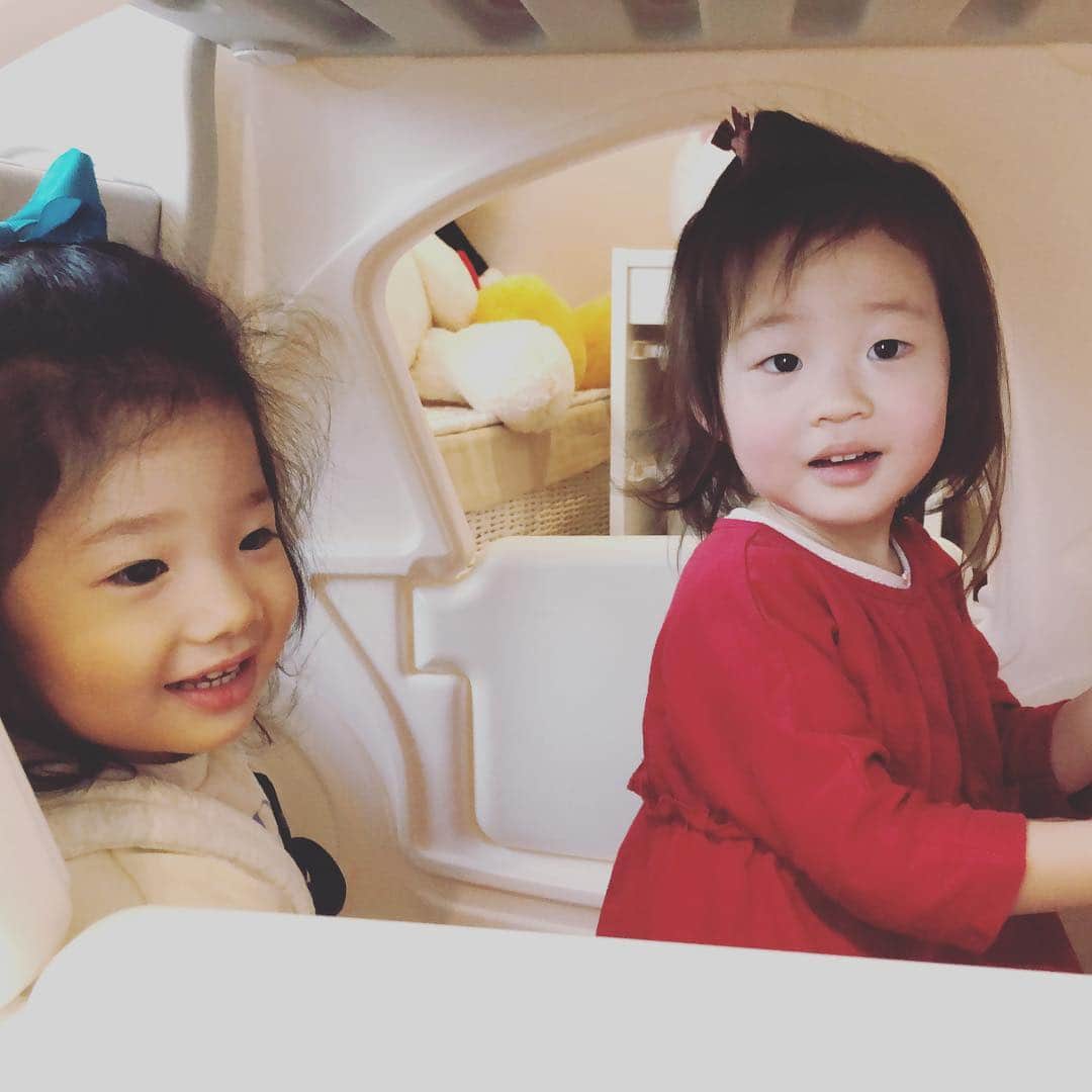 廣瀬規子さんのインスタグラム写真 - (廣瀬規子Instagram)「女子6人による女子会🤗 @masamiswim0105 ちゃん親子と @satokourata ちゃん親子が遊びに来てくれました💓 母子ともに楽し過ぎた一日。 * みんな、みーんな、よく遊んだね❣️ * DIYで白に塗っていたテーブル。 前に娘が落書きしたのが消えきれなくて、もうすぐ上から塗り直す予定。 その前に、皆んなでテーブルに描いちゃえ！！ってことで、自由にお絵かきもしてもらいました😊 * 子供たちの笑顔が、ママたちの元気になります。 そしてきっと、ママたちの笑顔が、子供たちの笑顔に繋がっていくんだろうなぁ😌 * あー楽しかった！🤗💓 * #around2歳 #母と娘 #女子会 #皆んな仲良し #大切なお友達 #またすぐ集まる予定 #楽しかった💓」3月16日 8時38分 - noriko_style