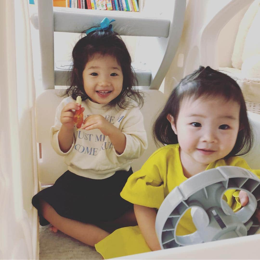 廣瀬規子さんのインスタグラム写真 - (廣瀬規子Instagram)「女子6人による女子会🤗 @masamiswim0105 ちゃん親子と @satokourata ちゃん親子が遊びに来てくれました💓 母子ともに楽し過ぎた一日。 * みんな、みーんな、よく遊んだね❣️ * DIYで白に塗っていたテーブル。 前に娘が落書きしたのが消えきれなくて、もうすぐ上から塗り直す予定。 その前に、皆んなでテーブルに描いちゃえ！！ってことで、自由にお絵かきもしてもらいました😊 * 子供たちの笑顔が、ママたちの元気になります。 そしてきっと、ママたちの笑顔が、子供たちの笑顔に繋がっていくんだろうなぁ😌 * あー楽しかった！🤗💓 * #around2歳 #母と娘 #女子会 #皆んな仲良し #大切なお友達 #またすぐ集まる予定 #楽しかった💓」3月16日 8時38分 - noriko_style