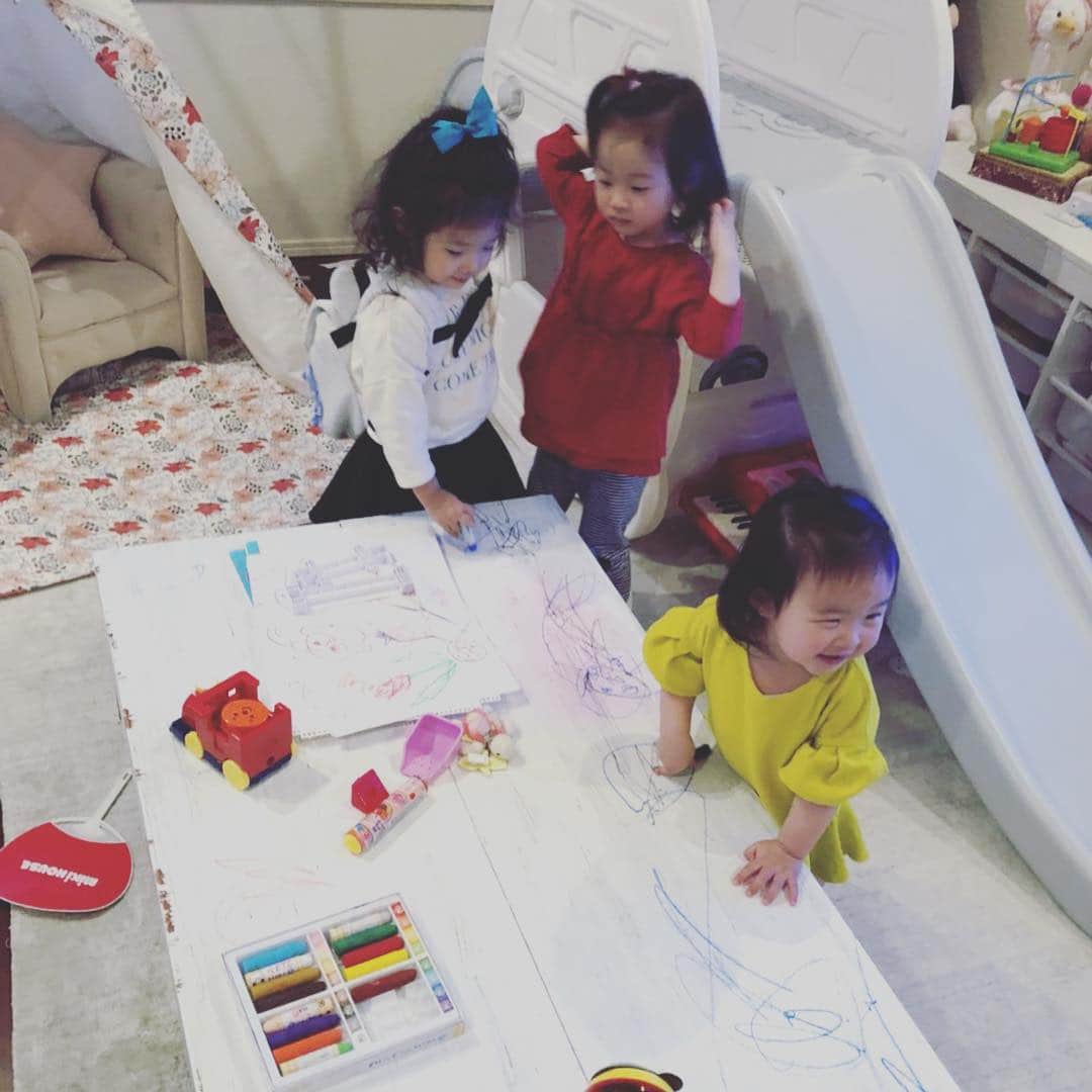 廣瀬規子さんのインスタグラム写真 - (廣瀬規子Instagram)「女子6人による女子会🤗 @masamiswim0105 ちゃん親子と @satokourata ちゃん親子が遊びに来てくれました💓 母子ともに楽し過ぎた一日。 * みんな、みーんな、よく遊んだね❣️ * DIYで白に塗っていたテーブル。 前に娘が落書きしたのが消えきれなくて、もうすぐ上から塗り直す予定。 その前に、皆んなでテーブルに描いちゃえ！！ってことで、自由にお絵かきもしてもらいました😊 * 子供たちの笑顔が、ママたちの元気になります。 そしてきっと、ママたちの笑顔が、子供たちの笑顔に繋がっていくんだろうなぁ😌 * あー楽しかった！🤗💓 * #around2歳 #母と娘 #女子会 #皆んな仲良し #大切なお友達 #またすぐ集まる予定 #楽しかった💓」3月16日 8時38分 - noriko_style