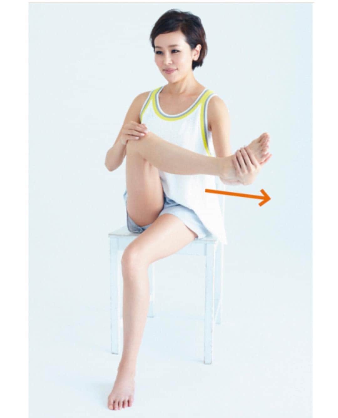 金子エミさんのインスタグラム写真 - (金子エミInstagram)「女性の脚にしなやかさを〜股関節のストレッチで「しなやかさ」「浮腫みにくい」脚を。  股関節の可動域を広げ、そけい部でのリンパの滞りを予防。 まずは脚が上がるところから、無理せず始めて。左右１セット×３回が目安に。 ・ ・ ① 椅子に浅く座ったら、両手で膝と足先を持ち、 すねが体と平行になるように膝を胸に引き寄せます。 ② 膝を足先のほうへスライドさせ10秒キープしたら、元の位置に戻して。 脚が下がらないように注意。 ③ 膝を基点にして膝下を回します。 前後に５回ずつ大きく回したら、反対側の脚も同様に。 https://ourage.jp」3月16日 8時41分 - emikaneko1114