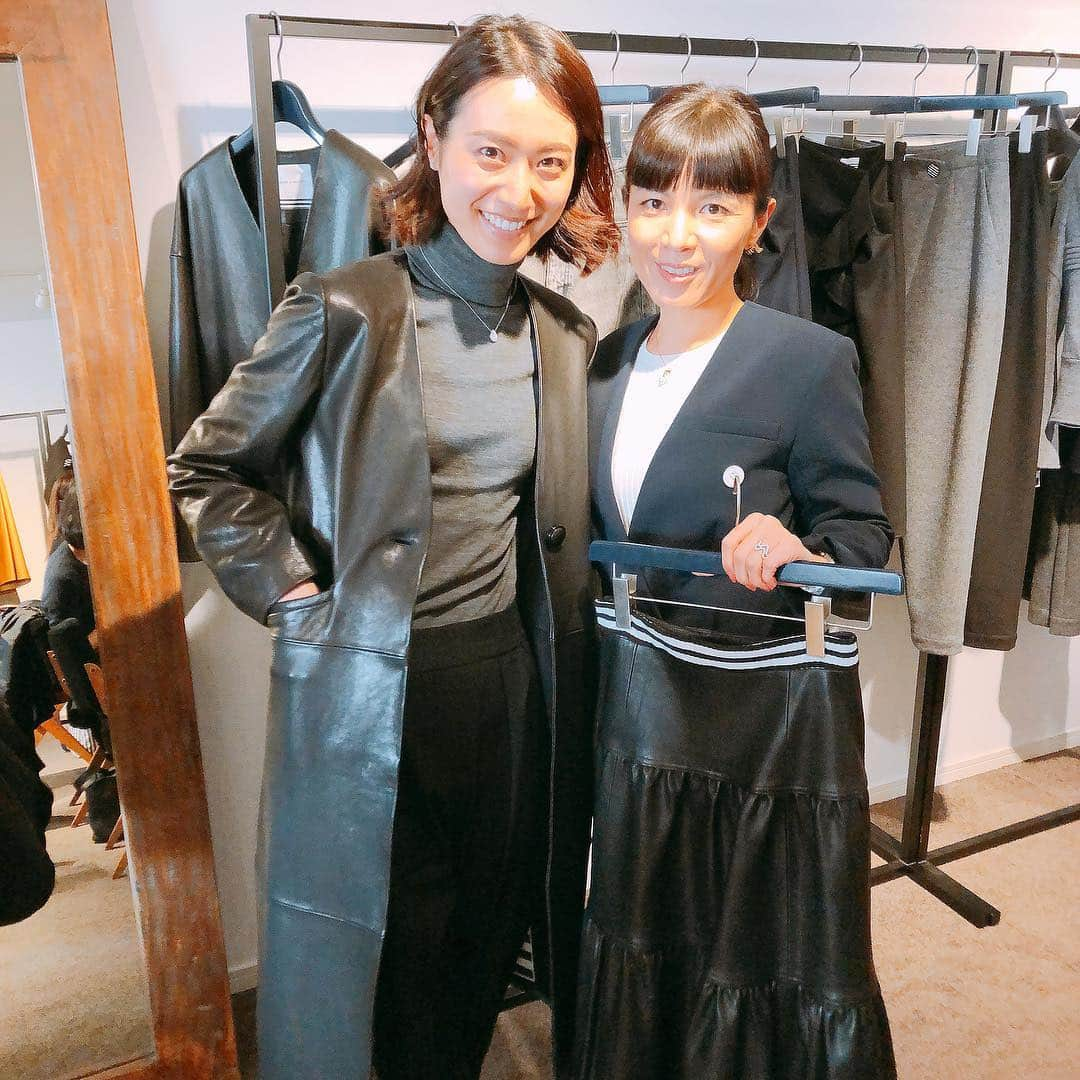 牧野紗弥さんのインスタグラム写真 - (牧野紗弥Instagram)「@bordersatbalcony_official の展示会へ😊 写真のベージュカラーやレザージャケットなど新しいアイテムに沢山出会えました✨ #bordersatbalcony のニットやウールはどれも全くチクチクしなくて一枚で着ても気持ちがいいものばかりです🎵 写真にはありませんが、ベロアのトートバックもオーダーしました💕 デザイナー @yokoshibatabordersatbalcony さんイチオシのブラックジャケットも最高に可愛かったです！ 展示会で青木裕子さんにばったり☀️」3月16日 8時42分 - makinosaya