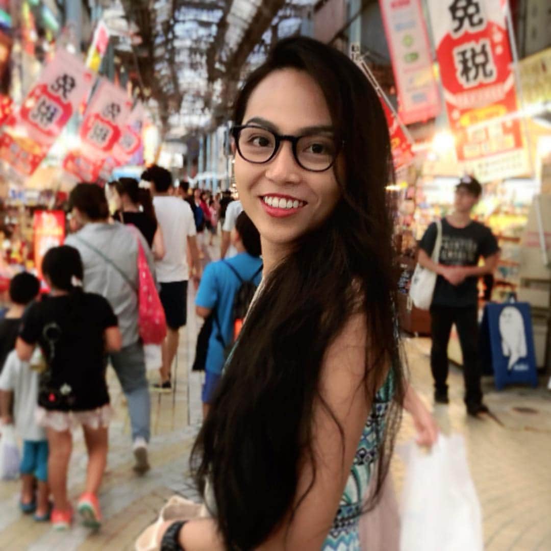 のインスタグラム：「ตามหาหัวใจ♪ ที่ลืมไว้กับใครซักคน😝ที่นี่มีของกินมากมาย  ไม่ว่าจะเป็นสาหร่ายพวงองุ่นเอย มันม่วงเอย แต่มากิอยากจะให้ลองทาน โอกินาวะ มากุโระ ซูชิ ราคา 100เยน ถูก สด อร่อย มากกก  Freshy OKINAWA MAGURO SUSHI! the price 's 100 YEN!!! #🔥 #🍣 #รูปสุดท้าย #บ่งบอกอะไรบางอย่าง #555 #国際通り #マグロ #寿司 #100円 #沖縄 #okinawa #okinawajapan #naha #travelling #travelblogger #travel #travellover #旅 #旅行 #旅游 #旅行好きな人と繋がりたい #🇹🇭 #🇯🇵 #เที่ยว #โอกินาว่า #ญี่ปุ่น #fly_peach」