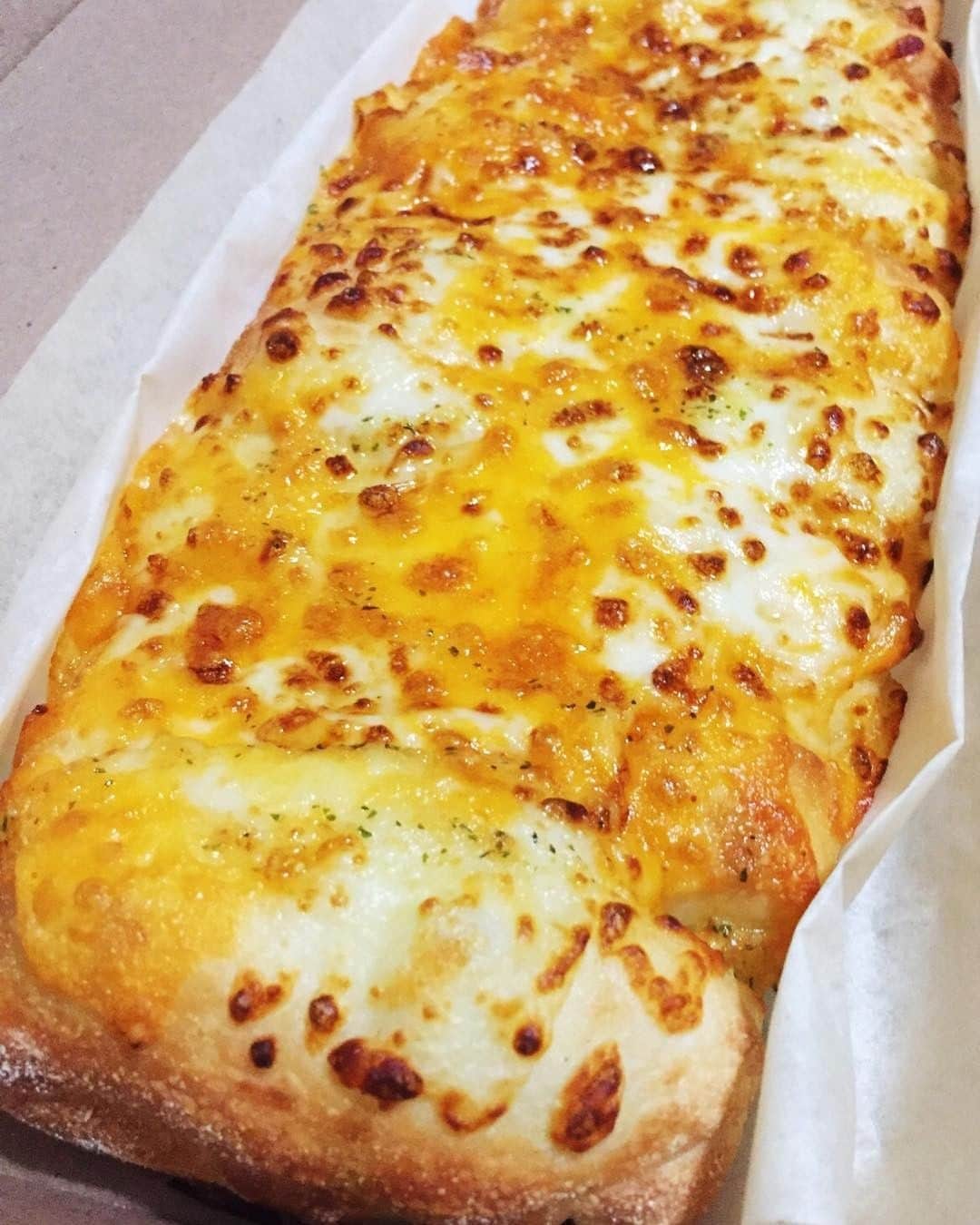 Domino's Pizzaさんのインスタグラム写真 - (Domino's PizzaInstagram)「We tried coming up with a clever caption but got distracted by this Stuffed Cheesy Bread beauty. 📷: @zerinatethis」3月16日 9時00分 - dominos