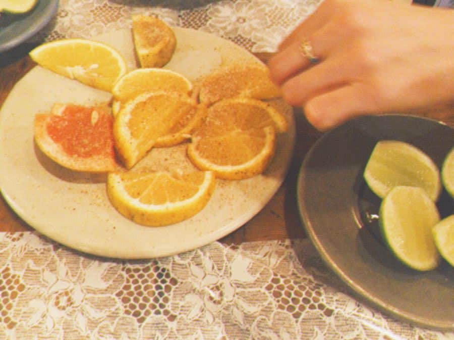 関根祥子さんのインスタグラム写真 - (関根祥子Instagram)「メキシコご飯 🍊の上に芋虫を乾燥させて粉末にした粉とチリとソルトをかけたのをツマミに…🤭🐛🌶 メスカルをチビチビと🌵  味が気になるでしょ〜？！♡ #mezcal#メスカル#メキシコ#Mexico #鰹節みたいな香ばしい味でうまい！」3月16日 9時01分 - mojonail_shokosekine