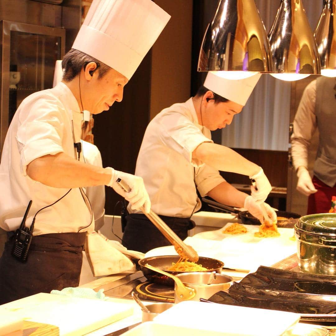 poroco（ポロコ）さんのインスタグラム写真 - (poroco（ポロコ）Instagram)「札幌ビューホテル大通公園内にある「グリルブッフェ＆レストラン・バー Audrey」 5月8日（水）より、平日ディナー営業が北海道イタリアン ハーフブッフェとしてリニューアルされるとのことで、試食会に行ってきました！ サラダバーや豊富な前菜、選べるメインディッシュなど、女性向けの料理が多くなり、より楽しめる内容に♪ ワインを中心としたドリンクも種類豊富ですよ🥂 料理やコース内容はまだ試作の段階とのことで、5月のリニューアルをお楽しみに！ また、3月21日（木・祝）には、 「大人のSUPER BUFFET」と題して、豪華＆贅沢メニューが食べ放題のブッフェを開催。 時間：17：30～21：00　時間制限なし 料金：おひとり様 8,000円（税・サービス料込） 記念日やお祝いの食事会にぜひ利用してみては？ #オードリー #Audrey #札幌ビューホテル大通公園 #ブッフェ #ハーフブッフェ #北海道イタリアン　#イタリアンワイン #北海道グルメ #札幌グルメ #札幌 #sapporo #poroco」3月16日 8時53分 - poroco_magazine