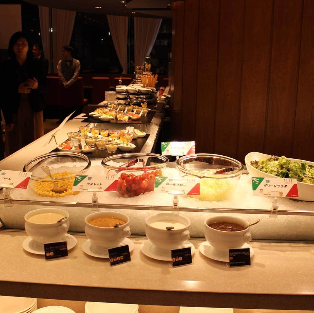 poroco（ポロコ）さんのインスタグラム写真 - (poroco（ポロコ）Instagram)「札幌ビューホテル大通公園内にある「グリルブッフェ＆レストラン・バー Audrey」 5月8日（水）より、平日ディナー営業が北海道イタリアン ハーフブッフェとしてリニューアルされるとのことで、試食会に行ってきました！ サラダバーや豊富な前菜、選べるメインディッシュなど、女性向けの料理が多くなり、より楽しめる内容に♪ ワインを中心としたドリンクも種類豊富ですよ🥂 料理やコース内容はまだ試作の段階とのことで、5月のリニューアルをお楽しみに！ また、3月21日（木・祝）には、 「大人のSUPER BUFFET」と題して、豪華＆贅沢メニューが食べ放題のブッフェを開催。 時間：17：30～21：00　時間制限なし 料金：おひとり様 8,000円（税・サービス料込） 記念日やお祝いの食事会にぜひ利用してみては？ #オードリー #Audrey #札幌ビューホテル大通公園 #ブッフェ #ハーフブッフェ #北海道イタリアン　#イタリアンワイン #北海道グルメ #札幌グルメ #札幌 #sapporo #poroco」3月16日 8時53分 - poroco_magazine
