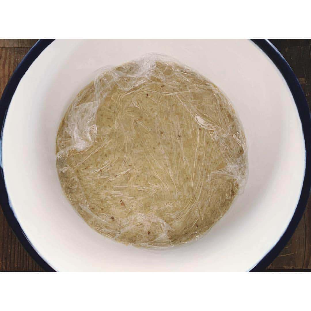 大田由香梨さんのインスタグラム写真 - (大田由香梨Instagram)「How to make miso!! 先日、みんなで、@_m.maekawa_ 先生直伝の元、LAPAZのお味噌を仕込みました♡  半年寝かせて、秋野菜と一緒に食べたいと思います♡  お味噌作り よかったら参考にしてください☺️🙏🏻 ① 大豆ちゃん  ② 準備するのは、大豆、米麹、天日干しの塩  ③米麹とお塩をしっかりと混ぜ合わせる  ④茹でます  ⑤粗熱が取れたら潰し、③を徐々に入れて、しっかりと混ぜ合わせます。(豆が熱すぎると麹さんが御機嫌斜めになるそうなので、ちょっとゆっくり余裕を持って)  ⑥煮汁を注ぎ柔らかさを調節して、いい触感になったら空気を抜きながら味噌玉を作ります^ ^  ⑦ 焼酎で衝動した容器に叩き込みながら投げ入れてグイグイ押し込んで空気を抜く。  ⑧ 表面と容器を再度消毒  ⑨ サランラップで落し蓋をして完成！！ ⑩ 1ヶ月後天地返しをして、半年ほど寝かして、完成☺️👍🏻 #味噌作り  #白味噌  @organic_table_by_lapaz #MISO #howtomake」3月16日 8時54分 - otayukari