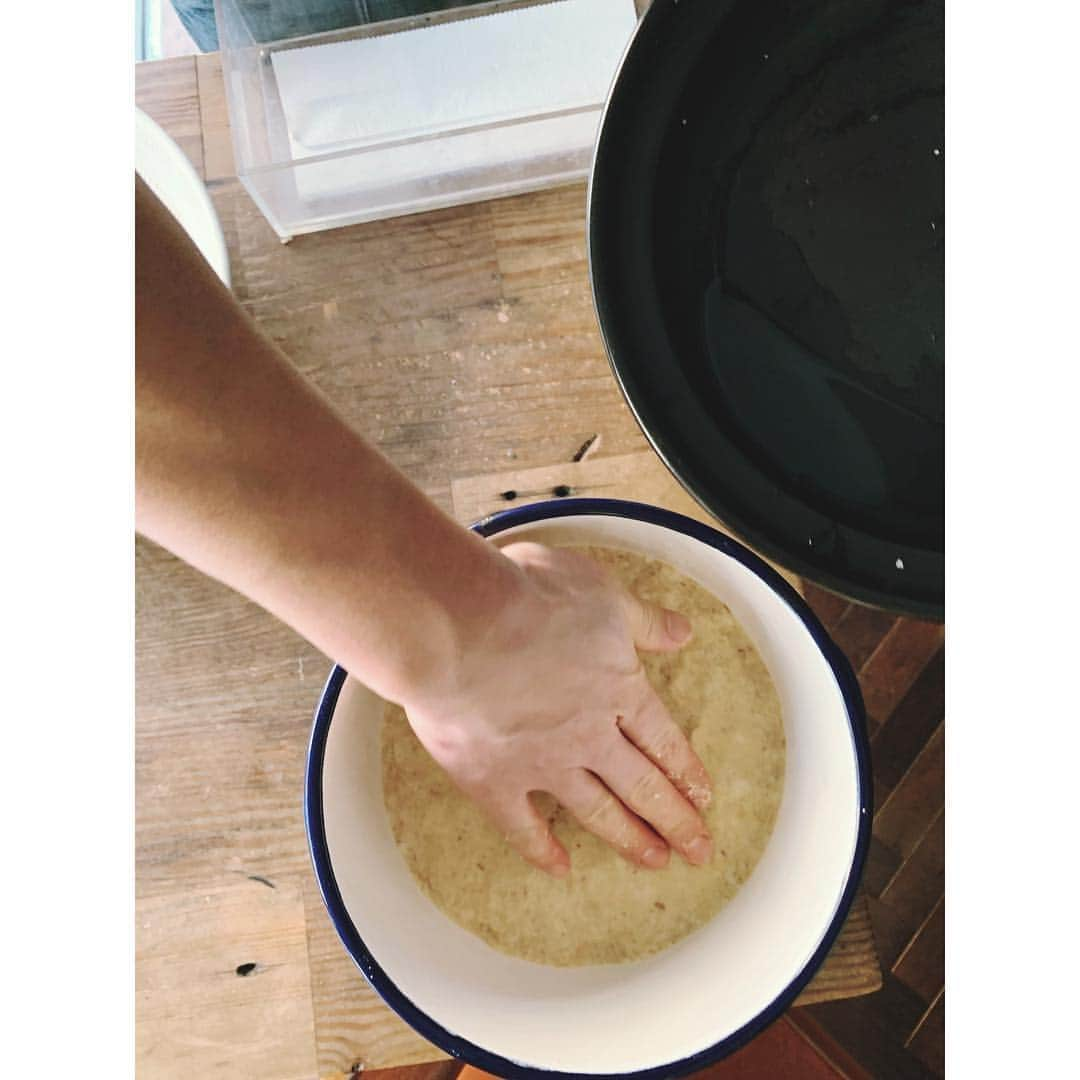 大田由香梨さんのインスタグラム写真 - (大田由香梨Instagram)「How to make miso!! 先日、みんなで、@_m.maekawa_ 先生直伝の元、LAPAZのお味噌を仕込みました♡  半年寝かせて、秋野菜と一緒に食べたいと思います♡  お味噌作り よかったら参考にしてください☺️🙏🏻 ① 大豆ちゃん  ② 準備するのは、大豆、米麹、天日干しの塩  ③米麹とお塩をしっかりと混ぜ合わせる  ④茹でます  ⑤粗熱が取れたら潰し、③を徐々に入れて、しっかりと混ぜ合わせます。(豆が熱すぎると麹さんが御機嫌斜めになるそうなので、ちょっとゆっくり余裕を持って)  ⑥煮汁を注ぎ柔らかさを調節して、いい触感になったら空気を抜きながら味噌玉を作ります^ ^  ⑦ 焼酎で衝動した容器に叩き込みながら投げ入れてグイグイ押し込んで空気を抜く。  ⑧ 表面と容器を再度消毒  ⑨ サランラップで落し蓋をして完成！！ ⑩ 1ヶ月後天地返しをして、半年ほど寝かして、完成☺️👍🏻 #味噌作り  #白味噌  @organic_table_by_lapaz #MISO #howtomake」3月16日 8時54分 - otayukari