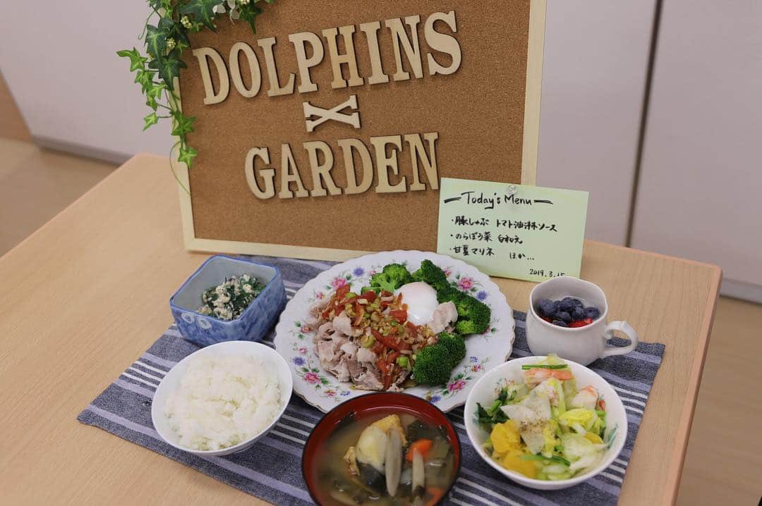 村田毅さんのインスタグラム写真 - (村田毅Instagram)「‪【第1回 DOLPHINS × GARDEN】‬ ‪〜ラグビーと日野市をアスリートフードで繋ぐ〜‬ . 日野は、自慢の地元産の食材を食べて身体を作る・戦う・勝つ。その過程を共有していくことでお互いに誇りに思い合える関係性へ。 . そうなったらいいなと思って開催させてもらいました。 . ‪日野市、農家の方々、姉妹都市の方々、アスリートフードマイスター、チーム、たくさんの人の協力もあって無事に成功しました。‬本当に感謝してます。 . キックオフイベントということもあり、小規模限定となってしまいましたが、ここから少しずつ輪を広げていけたらと思います。 . 今回食べた食材は全て日野市の農家さんから提供していただきました。僕たちはそんな大きな愛にプレーで応えられたらと思います。 . . ‪#日野市 #日野レッドドルフィンズ ‬#日野市にはレッドドルフィンズがいる #日野市には自慢の農家がある #みんな洗い物手伝ってくれてありがとう」3月16日 8時54分 - tsuyoshimurata1215