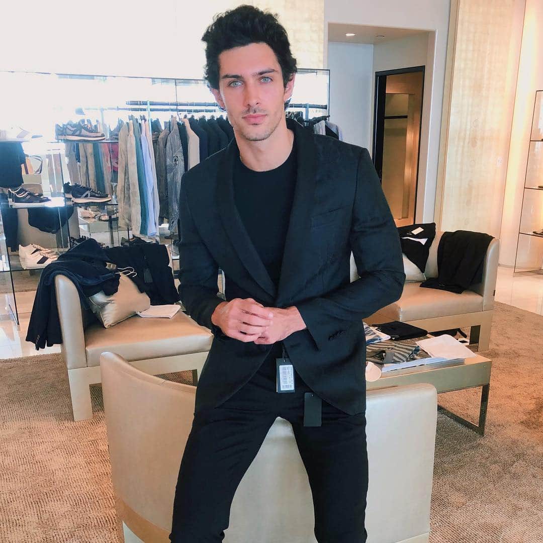 Steven Kellyのインスタグラム：「Quick fitting today w/ @armani」