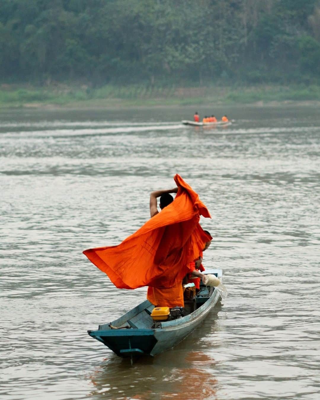 ナショナルジオグラフィックさんのインスタグラム写真 - (ナショナルジオグラフィックInstagram)「Photo by @irablockphoto | Monks return to their monastery after  almsgiving at dawn in Luang Prabang, Laos. Each morning they cross the Mekong River to receive rice and food from locals and tourists. @natgeoimagecollection #monks #Buddhism #mekongriver #laos #luangprabang #almsgiving」3月16日 9時02分 - natgeo