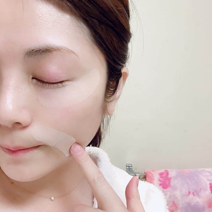 大井智保子さんのインスタグラム写真 - (大井智保子Instagram)「おはようございます☀ 今日は新井さんの引退セレモニーということで…気合い入れて… というのは冗談まじりですが😆 昨日の由宇で思いのほか日焼けして乾燥してしまったので、届いたばかりの新アイテムでスペシャルケアをしました🌷 . 流行りの、マイクロニードルパッチを貼って寝たよ😉💉 . ヒアルロン酸などの美容成分がミクロ単位の針状になっていて、貼る瞬間なんとチクチクするの‼️ 刺さってるの⁉️大丈夫⁉️と一瞬驚くんだけど、チクチク感は少しするとなくなるから大丈夫✌️ 夜貼って、朝起きても剥がれてなくて、乾燥知らずなふっくら肌になったよー😊さらに目元は明るくなっている感じがしました😳 . マイクロニードルパッチは色々なところで出回っているけど、 北の快適工房 (@kitanokaitekikobo )の「ヒアロディープパッチ」はコスパ良すぎる✨ 大手メーカーはもちろん、韓国コスメと比べても安いので、目元・口元ダブルで使えちゃいます😊🙏 . . #北の快適工房 #ヒアルディープパッチ #hyalodeeppatch  #マイクロニードル #ヒアルロン酸ニードル #刺すヒアルロン酸 #ヒアルロン酸  #エイジングケア#エイジングケア化粧品 #最新美容 #最新美容技術 #ほうれい線 #ほうれい線ケア #ほうれい線対策 #小じわケア #小じわ対策 #小ジワ対策 #スペシャルケア #スペシャルパック #ホームケア #パック #寝るだけ #簡単美容 #pr #skincare #スキンケア #アラサー #目指せマイナス5歳肌 #美容好きな人と繋がりたい」3月16日 9時18分 - chihokoi