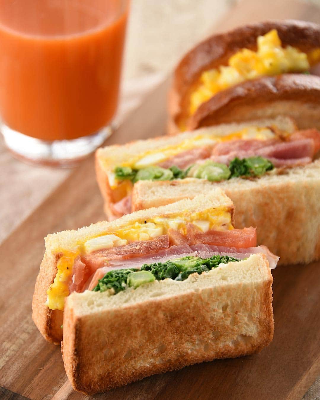 のインスタグラム：「アンデルセンイギリスの菜の花サンド . サクッとトーストしたイギリスパンで、旬の菜の花や、春らしい色合いの卵、トマトなどを挟んだ、サンドイッチ。 . シンプルなおいしさのアンデルセンイギリスは、素材のおいしさを引き立てて、サンドイッチにもぴったりです✴︎ . フィリングの挟み方を工夫すれば… 彩りもよく、華やかな断面の、萌え断サンドの出来上がり！ . イギリスパンの菜の花サンドを持って、ピクニックもいいですね♡ . うららかな春の休日に、手づくりのサンドイッチをお楽しみください。 . #アンデルセンイギリス #イギリスパン #アンデルセンのロングセラー #アンデルセン #ベーカリー #パン #アンデルセンのパン #パン屋 #アンデルセンイギリスの菜の花サンド #サンドイッチ #ピクニック #ランチ #ヒュッゲ ・ #andersen #bakery #bread #instabread #instafood #raisins #HYGGE #hygge #varietybread #sandwich」