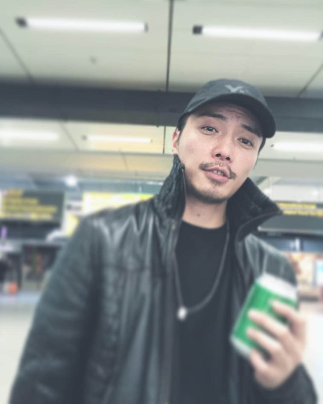 のインスタグラム：「My best friend is visiting me . I went to the airport to pick up my old friend at 6am . Fuck yo bro !! But I love you :)#soulmate #nicevibes#3150」