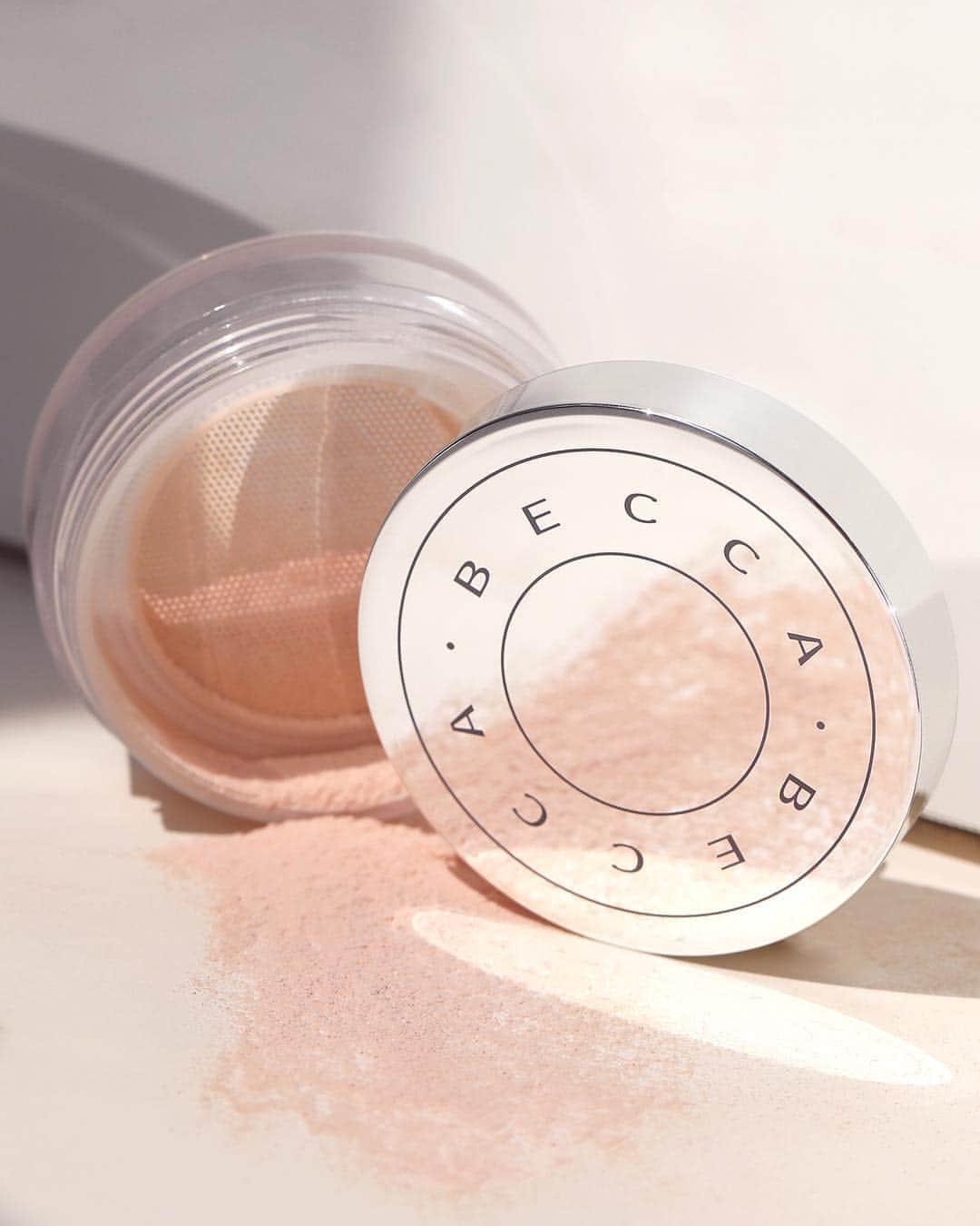 BECCAさんのインスタグラム写真 - (BECCAInstagram)「Our ultra translucent Hydra-Mist Set & Refresh Powder will totally revitalizes your look while also setting your makeup! Shop ONLINE & IN STORES at @douglas_cosmetics 🛍 #BECCASetRefresh」3月16日 9時27分 - beccacosmetics