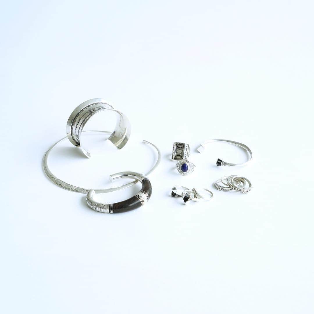 のインスタグラム：「《Le dome EDIFICE Namba parks Renewal limited》 【TUAREG（トゥアレグ）シルバーアクセサリーコレクション】﻿ ﻿ 別名「青の民族」と呼ばれるアフリカはサハラ砂漠で生活する遊牧民トゥアレグ族。﻿ ﻿ 古くから伝統工芸として代々受け継がれているシルバーアクセサリーや小物は全てハンドメイドで製作され、彼らの手により施された伝統的な柄は２つとして同じモノが存在しない1点ものです。﻿ ﻿ ﻿ ﻿ Accessories : 【TUAREG】¥11,000+tax 〜 ¥66,000+tax﻿ ﻿ ﻿ ﻿ ﻿ ﻿ ﻿ #edifice #tuareg #silver #silverjewelry #gypsy #bohemian #bohemianstyle #bohostyle #handmadejewelry #mensfashion #menswear #mensstyle #menwithclass #menwithstyle #mensclothing #mensclothes #dapper #dapperman #dapperstyle #エディフィス #トゥアレグ」