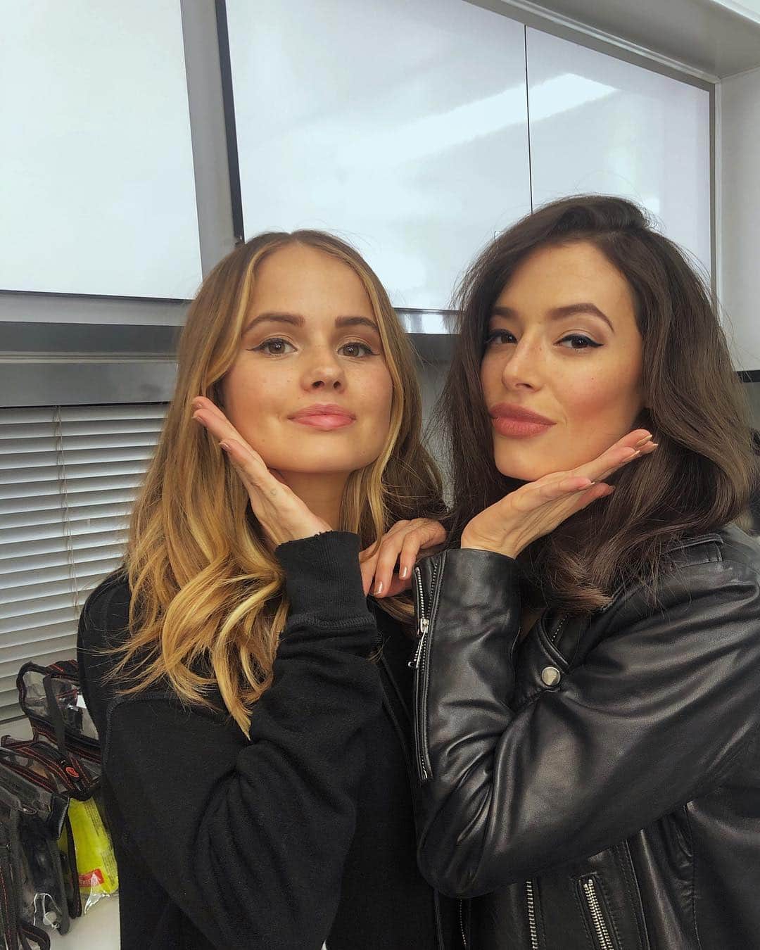 クロエ・ブリッジスのインスタグラム：「I love @debbyryan and I love working on this show. cc @insatiable bcc #coolposes」