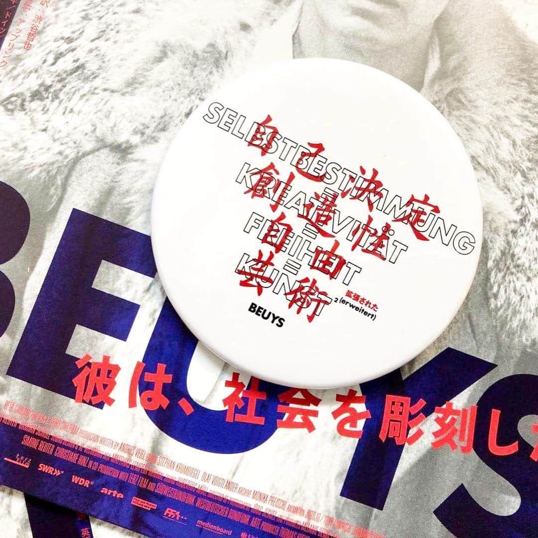 UPLINK film distributionさんのインスタグラム写真 - (UPLINK film distributionInstagram)「#映画『#ヨーゼフボイスは挑発する』関連アイテム、#アップリンク吉祥寺マーケット #アップリンク渋谷マーケット にて販売中🐰🐰🐰 ・・・ 🔹Sisterコラボトート　2,700円 🔹パンフレット　700円 🔹“自己決定=創造性=自由=芸術 2(拡張された)”缶バッジ　500円 🔹ヴィデオ・ブック 1,000円」3月16日 9時25分 - uplink_film