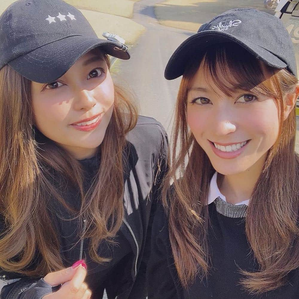 高沢奈苗さんのインスタグラム写真 - (高沢奈苗Instagram)「. もねちゃんと⛳️ 何気に一緒に回るのは初😊💓 . この日は18度とお天気も良かったせいか、ゴルフ場は詰め詰め😝 . 基本待ちぼうけしながならのラウンドでポカポカ陽気で日光浴が気持ちよかった〜✨ . . 白のニーハイソックスって苦手意識あって履いたことなかったけど、暗いウェア着た時に足元が春らしくなるね🌸 . 👚@standrews_jp . 🧢 @shuclia.official . 👟 @adidasgolf . . . . #golf #standrews #shuclia #adidasgolf #ゴルフ #ゴルフ女子 #ゴルフファッション #セントアンドリュース #シュークリア #アディダスゴルフシューズ #グレンオークスカントリークラブ」3月16日 9時36分 - nanaetakasawa