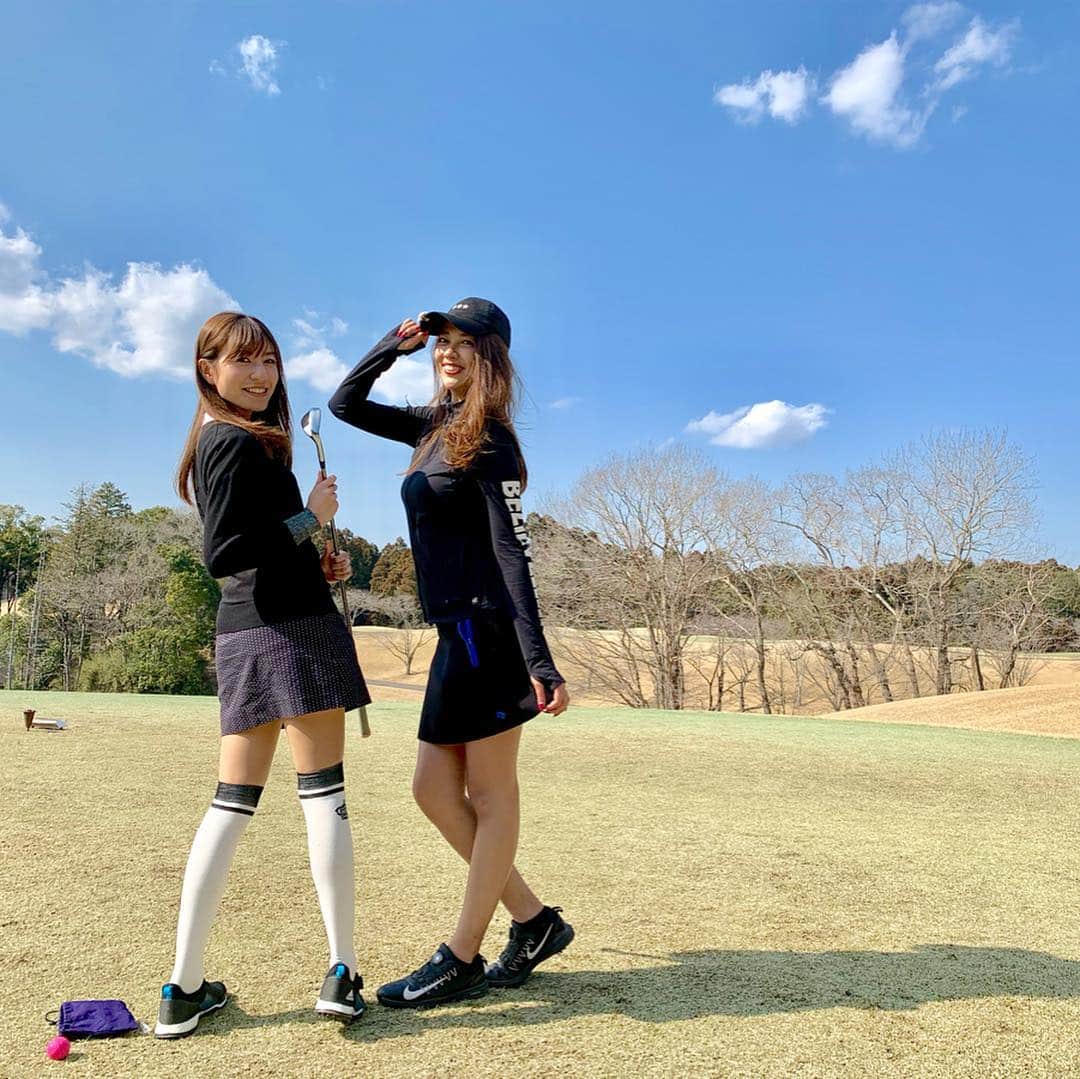 高沢奈苗さんのインスタグラム写真 - (高沢奈苗Instagram)「. もねちゃんと⛳️ 何気に一緒に回るのは初😊💓 . この日は18度とお天気も良かったせいか、ゴルフ場は詰め詰め😝 . 基本待ちぼうけしながならのラウンドでポカポカ陽気で日光浴が気持ちよかった〜✨ . . 白のニーハイソックスって苦手意識あって履いたことなかったけど、暗いウェア着た時に足元が春らしくなるね🌸 . 👚@standrews_jp . 🧢 @shuclia.official . 👟 @adidasgolf . . . . #golf #standrews #shuclia #adidasgolf #ゴルフ #ゴルフ女子 #ゴルフファッション #セントアンドリュース #シュークリア #アディダスゴルフシューズ #グレンオークスカントリークラブ」3月16日 9時36分 - nanaetakasawa