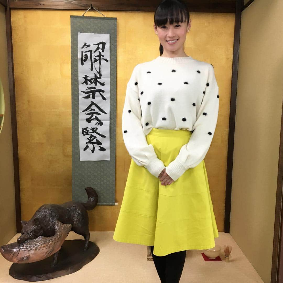 柳野玲子さんのインスタグラム写真 - (柳野玲子Instagram)「現在放送中の釣りビジョン「五畳半の狼」🐟✨ ダルメシアンなニット🐶 発色の良いスカート合わせてくれました^ ^ @black_mouton_official  いつも素敵な衣装を用意してくれるスタイリストちゃんに感謝💓 #釣りビジョン #釣り #五畳半の狼 #スタジオ #収録 #blackmouton #衣装 #スタイリング #スタイリスト #感謝 #ありがとう」3月16日 9時35分 - yanaginoreiko