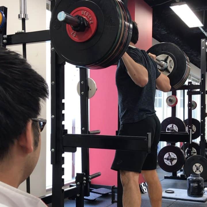 反町幸介のインスタグラム：「やるからにはベストを更新したい。 @shinpets 協力ありがとうございました！ #strengthandconditioning #strengthtraining #weighttraining #training #workout #squat #gym #ウエイトトレーニング #トレーニング #スクワット #トレーニングジム #外苑前」