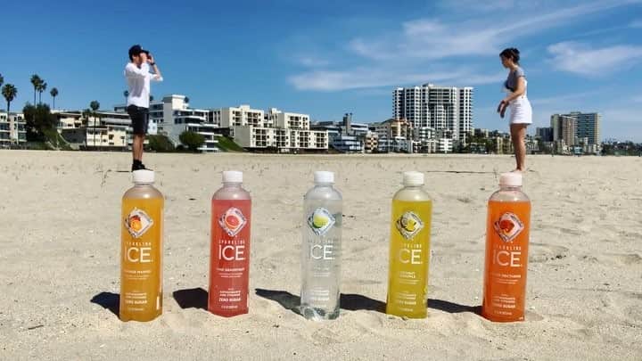 ミン・ユラのインスタグラム：「Hopping into the summer like ☝️❤️ #lucky #sparklingice @louis_thauron」