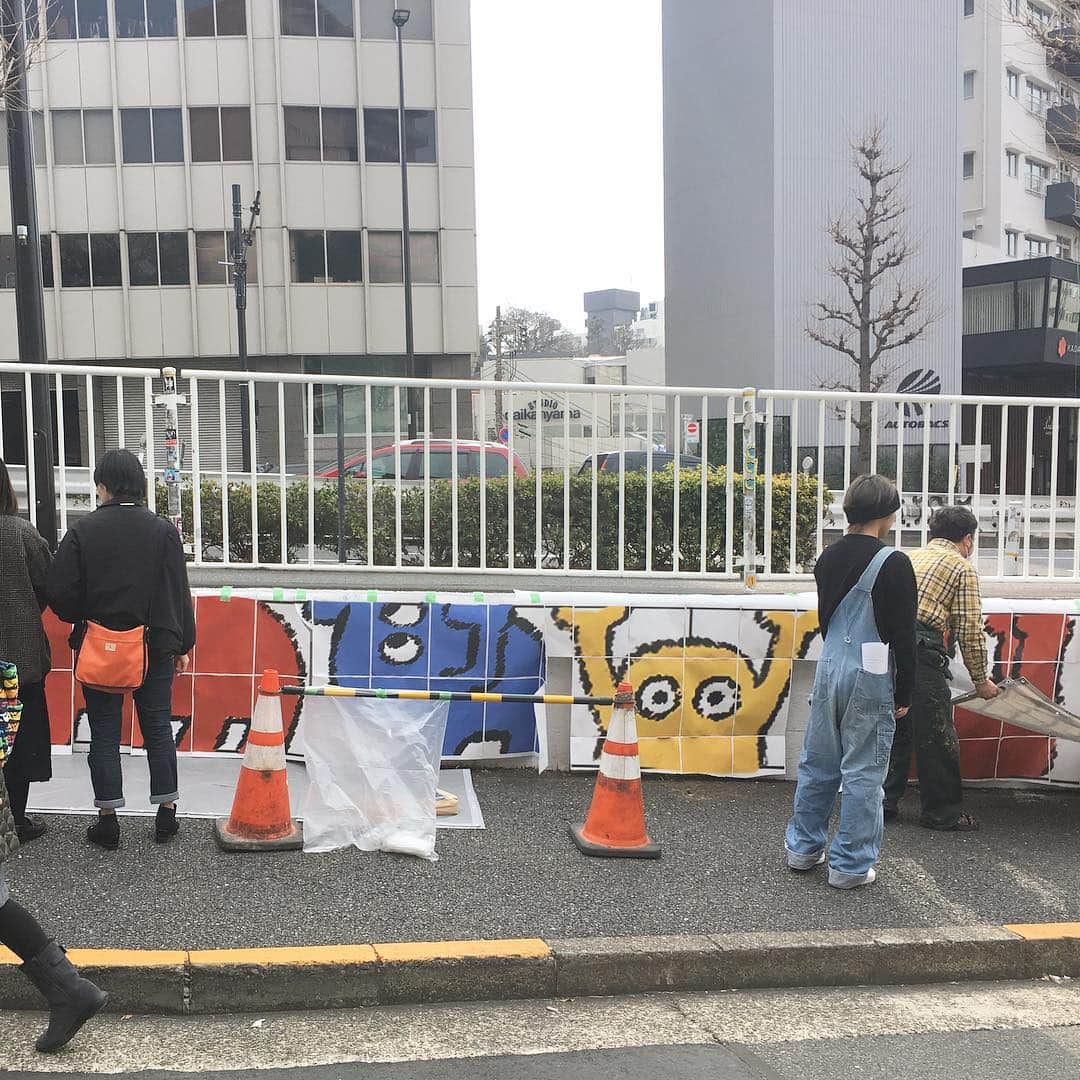 合田経郎のインスタグラム：「中目黒の壁にらくがき防止用のらくがきプロジェクト。学生さん達が頑張ってくれてます。」