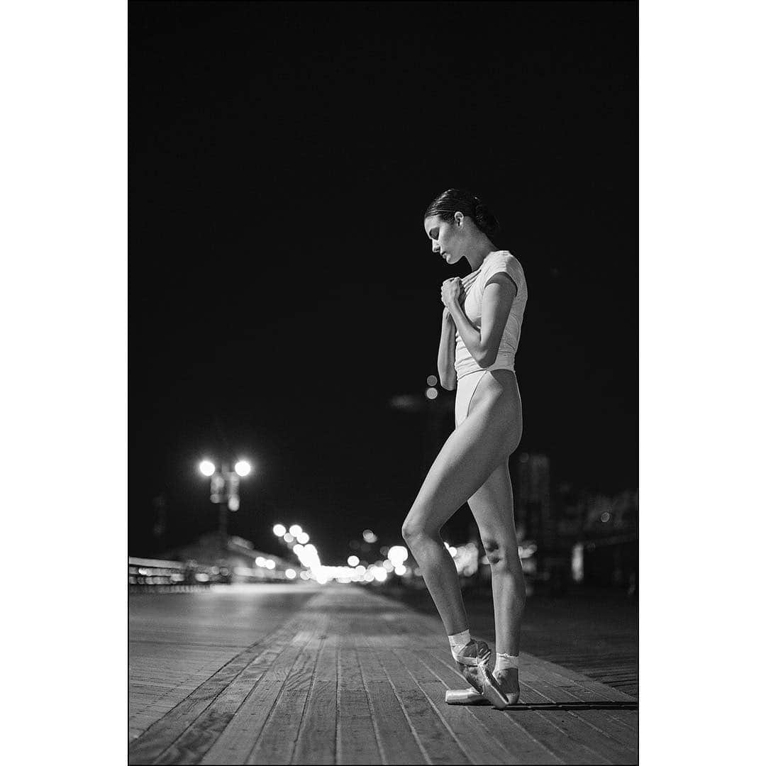 ballerina projectさんのインスタグラム写真 - (ballerina projectInstagram)「Brittany DeGrofft in Coney Island. #ballerina - @brittles1152 #coneyisland #brooklyn #boardwalk #newyorkcity #ballerinaproject #ballerinaproject_ #ballet #dance #pointeshoes #brittanydegrofft  The Ballerina Project book is now available for pre-order. Go to @ballerinaprojectbook for pre-order link and info. #ballerinaprojectbook Large format limited edition prints available for purchase at the link in our profile.」3月16日 9時40分 - ballerinaproject_