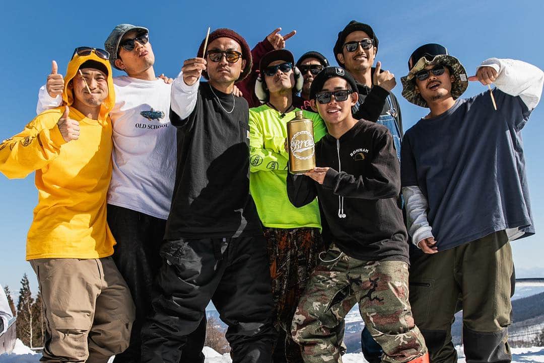 中村貴之さんのインスタグラム写真 - (中村貴之Instagram)「BREW GARDEN2019に来てくれたみんなありがとう🙌映れなかった人もいますが、総勢100人以上が遊びに来てくれました！ 滑りの写真はまたアップしたいと思います。まずは集合写真📸 @enlinks_pictures 🙏📸 @daisuke_shiba 🙏📸 なかなか見れないライダーがたくさん来てくれました🙌 @gakuhiramoto  @kakakakakakahaha  @makoto___takeda  @taka_brew  @naptimekaede  @treespring8  @yuyaakada (変な写真でごめん🙇笑) @kaitoonozaki  @kuyakubota  @yuichi_okuyama  @sy00000ta  @hiroki_nts  @takashi0421  @mashima_yuuki  @souta0125  #brewclothes #BREW GARDEN2019 #妙高杉の原スキー場  @m.s.p.c.sugipark  最高な遊び場を作ってくれたパーククルーにはほんとに感謝です！ありがとうございました🙏」3月16日 9時41分 - taka_brew