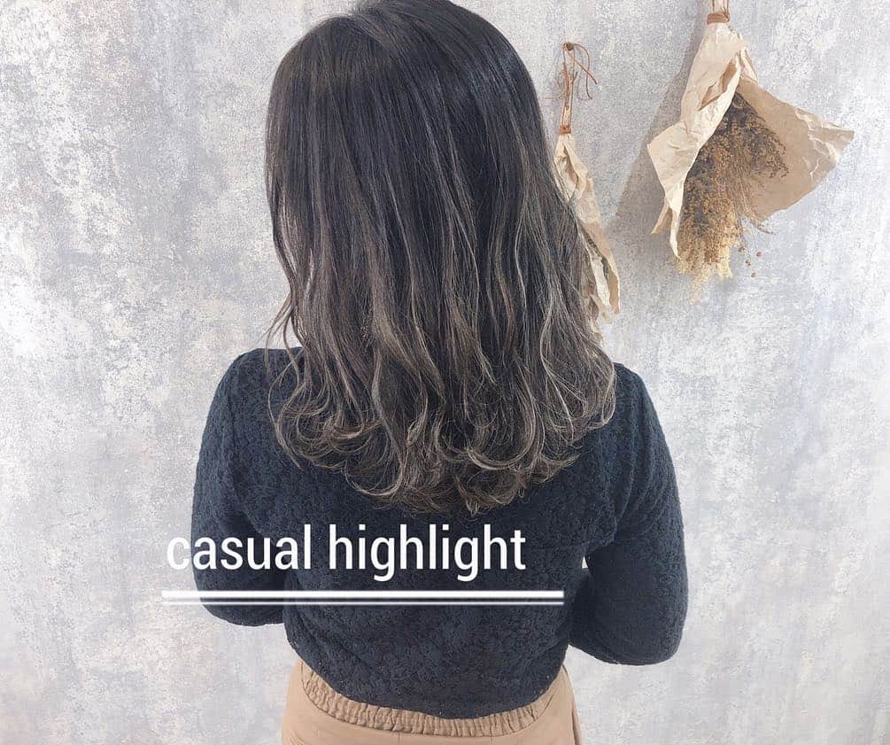 【高砂・美容師】平岡歩 ヘアアレンジ hairarrangeさんのインスタグラム写真 - (【高砂・美容師】平岡歩 ヘアアレンジ hairarrangeInstagram)「細めハイライトでカジュアル雰囲気のハイライトカラーに🙆‍♀️✨ ハイライトやってみたいけど、ハードル高いと思ってる方は是非☺️ ・ @1215aika ちゃんありがとう😊✨ ・ 【ご予約方法】 ご予約時にLINE @にて ・料金の事前提示 ・所要時間の事前提示 ・このカラーはどのメニュー選べばいい？ などお気軽にご相談下さい🙇‍♂️ ご予約はこちらのLINEからお願いします♪ LINE ID 【@ekm1861m】 LINEのID検索より検索してください 最初の＠マークを忘れずに入れてください。 わからない場合はInstagramのDMをご利用下さい。 【Instagram限定初回料金】 カラー＋トリートメント  10800→8500 カット＋カラー＋トリートメント13300→10500 ダブルカラー＋トリートメント16800→13500 カット＋ダブルカラー＋トリートメント19300→15500 スペシャルハイライト＋トリートメント 15800→12500 カット＋ハイライト＋トリートメント 18300→14500  プラスメニュー ケアカラー+1000 レルミストリートメント+2000 セレクタープロファイブ+4000 ＊全て税抜き表示。 ＊その他のメニュー、インナーカラーやパーマなども初回料金があるので、お気軽にLINEにてご連絡ください♪ ・ @lala__hair  #lala__hair ・ #ハイライトカラー #ハイライト #カジャアルハイライト #アッシュカラー #アッシュグレー #アッシュベージュ #ブリーチなし#ブリーチなしカラー #アッシュ #ブルージュ  #透明感カラー #グレージュ  #姫路駅 #姫路 #高砂 #加古川 #himeji  #姫路美容院 #高砂美容院 #加古川美容院 #姫路美容院マイリー #姫路美容室miley」3月16日 9時50分 - ayumi_hiraoka